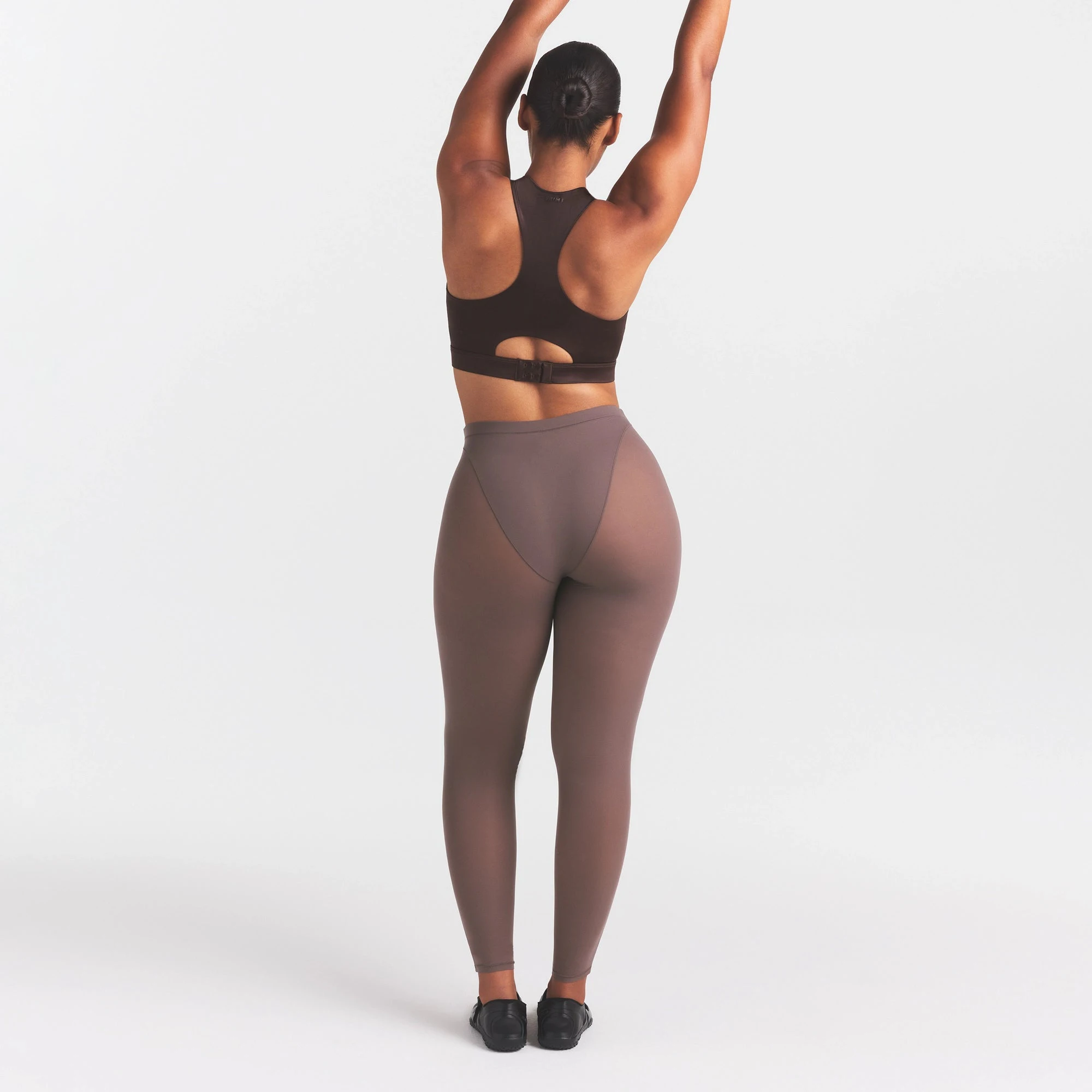 NikeSKIMS WEIGHTLESS LAYERS V-PANEL 28" LEGGING | RESIN ON A MODEL FRONT VIEW