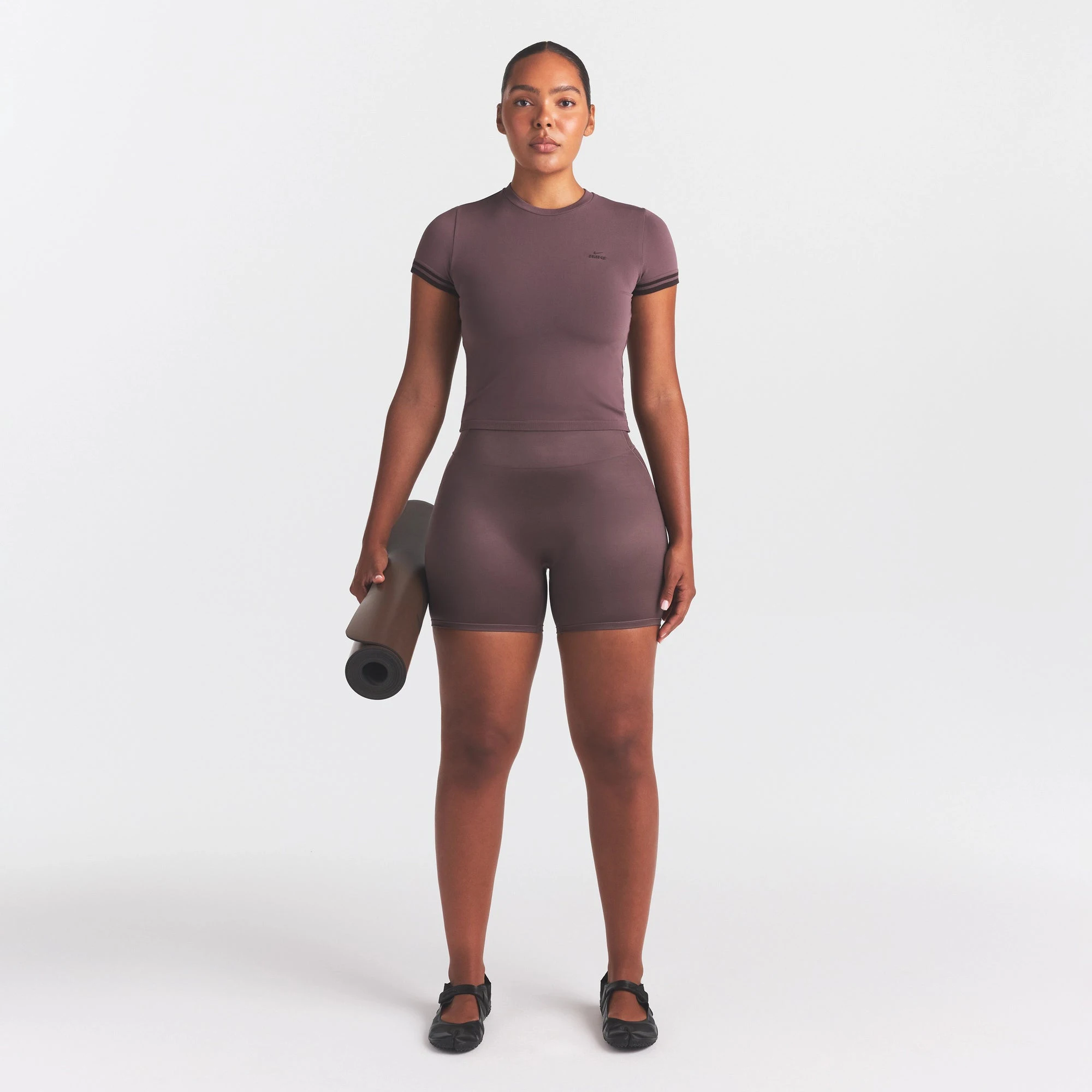 NikeSKIMS SATIN SHINE BONDED WAIST 5" BIKER SHORT | RESIN ON A MODEL FRONT VIEW
