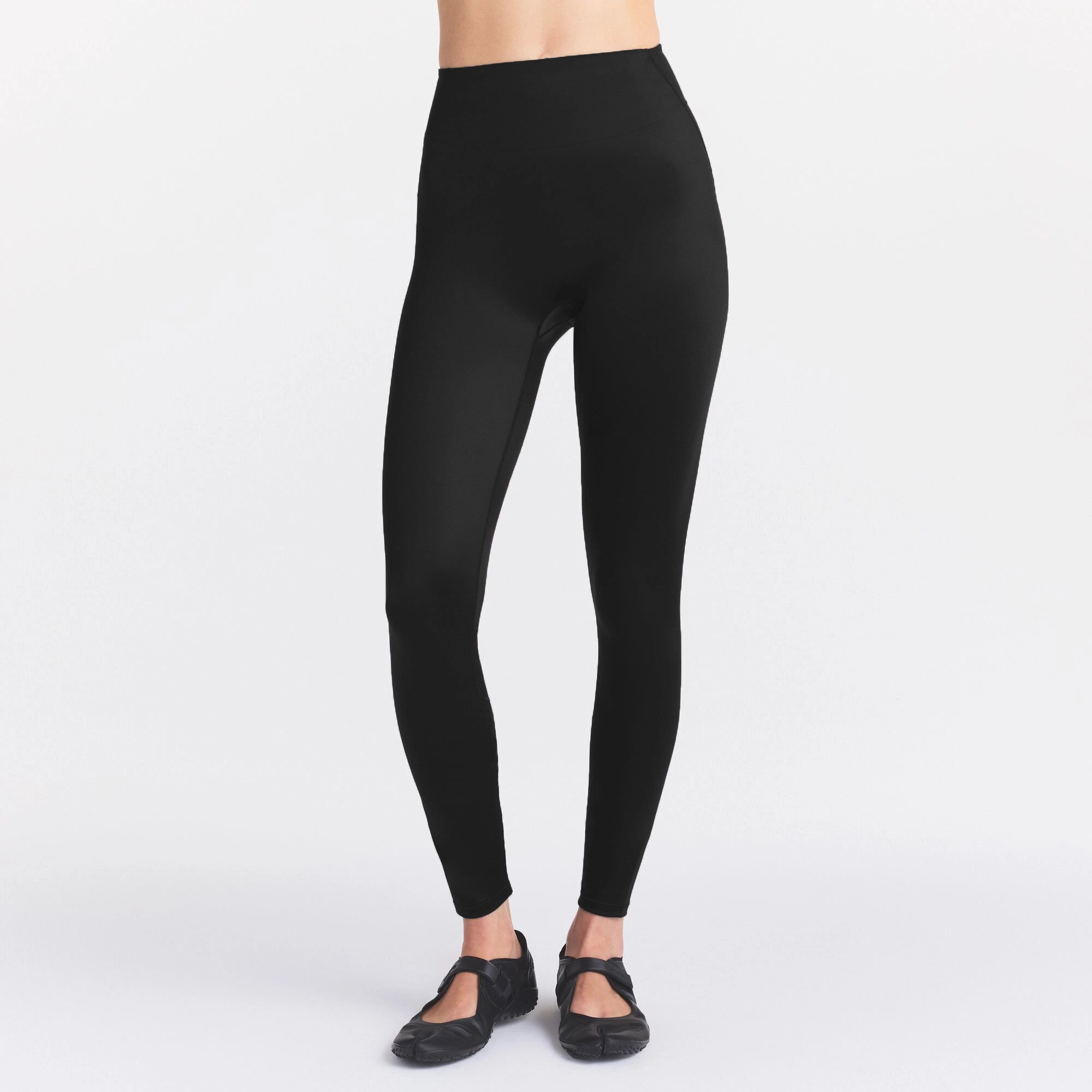 NikeSKIMS SATIN SHINE BONDED WAIST 26" LEGGING | OBSIDIAN ON A MODEL SIDE VIEW