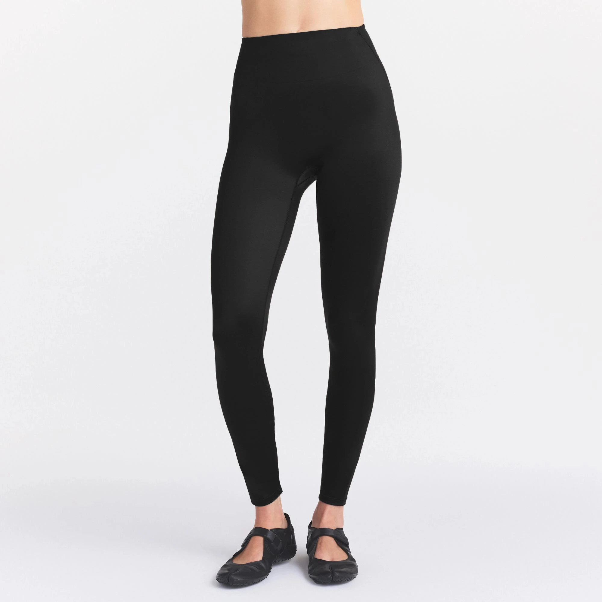 NikeSKIMS SATIN SHINE BONDED WAIST 26" LEGGING | OBSIDIAN ON A MODEL SIDE VIEW