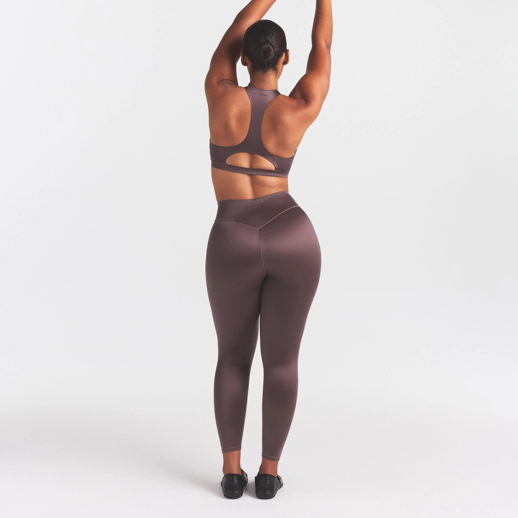 NikeSKIMS SATIN SHINE BONDED WAIST 26" LEGGING | RESIN ON A MODEL FRONT VIEW