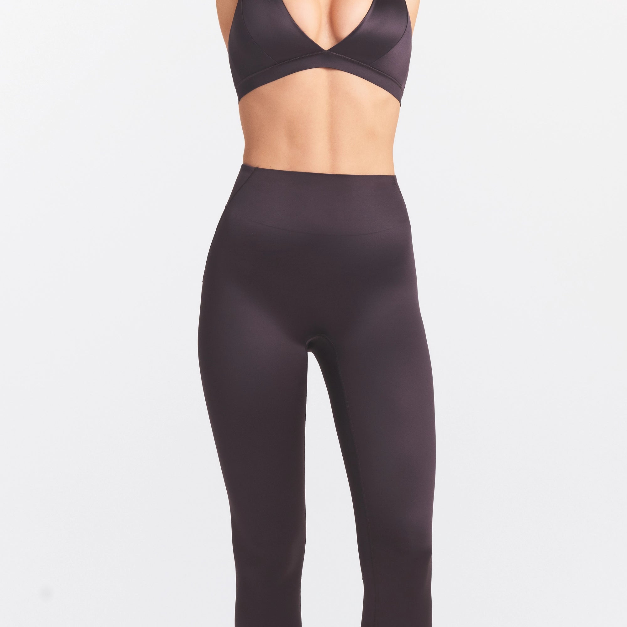 NikeSKIMS SATIN SHINE BONDED WAIST LEGGING 26" | PHOENIX ON A MODEL SIDE VIEW