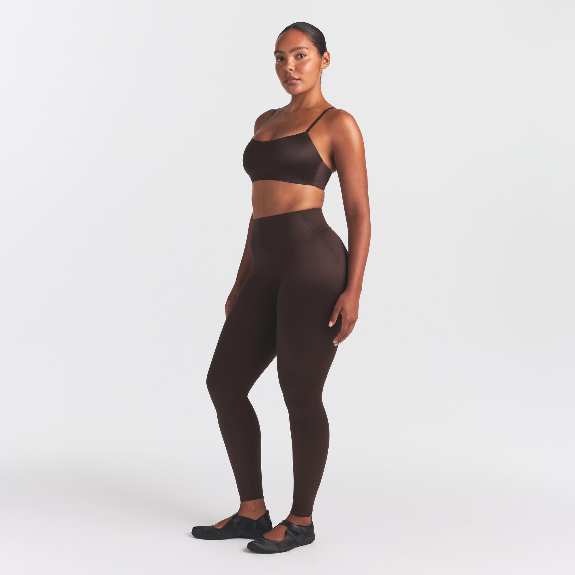 NikeSKIMS SATIN SHINE BONDED WAIST LEGGING 29" | PHOENIX ON A MODEL FRONT VIEW