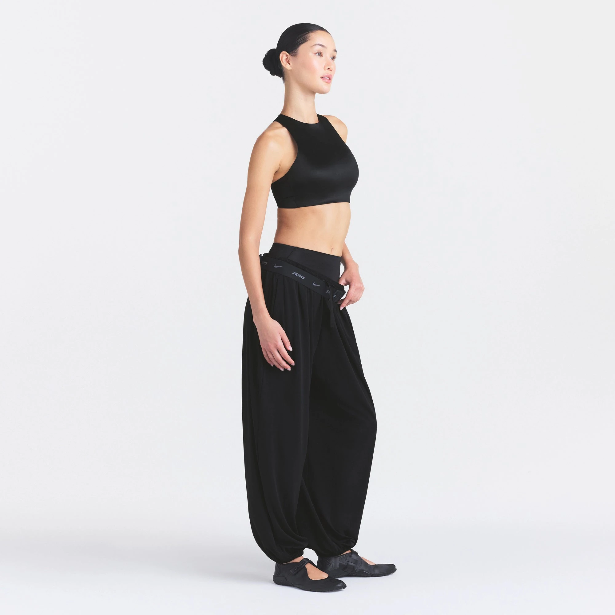 NikeSKIMS STRETCH KNIT BALLOON PANT | OBSIDIAN ON A MODEL FRONT VIEW| FOCUS: 0.0, 1.0, 0.9 @ | FOCUS: 0.0, 1.0, 0.9