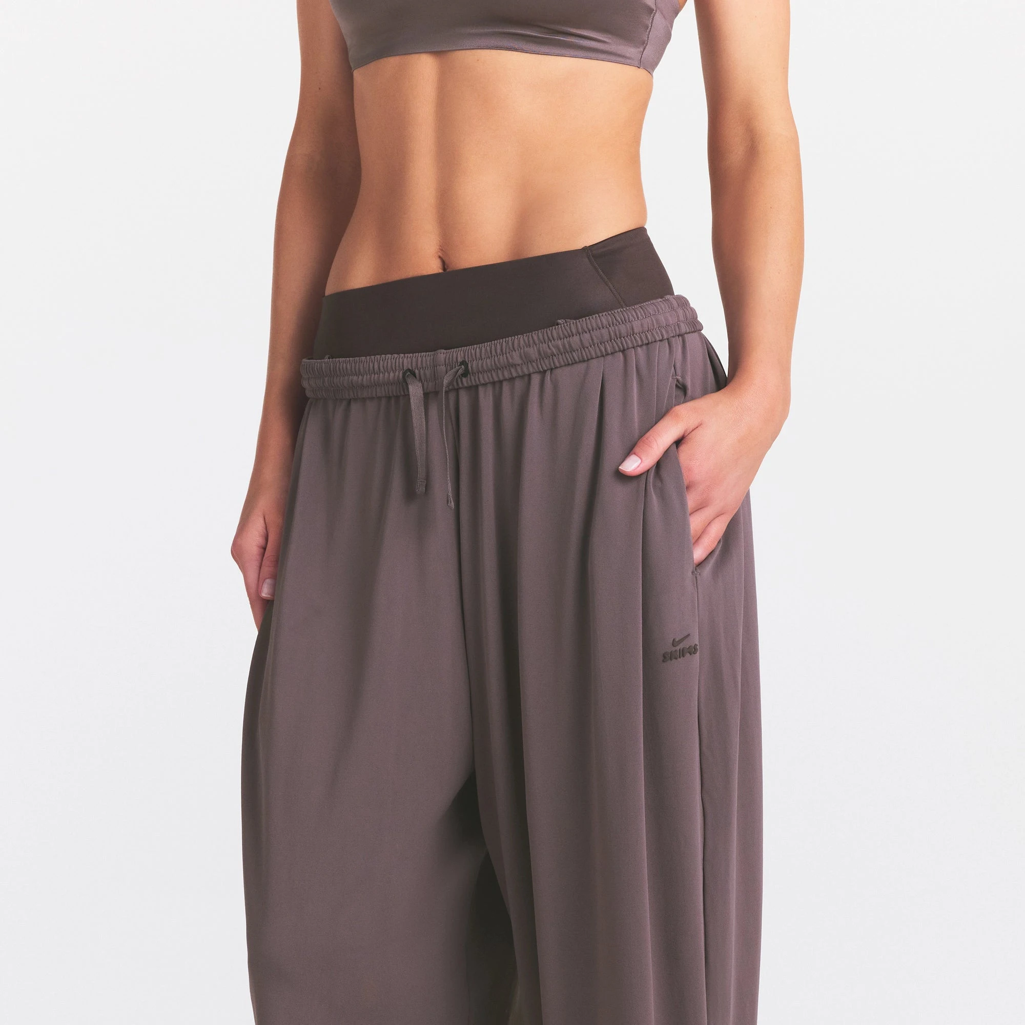 NikeSKIMS STRETCH KNIT BALLOON PANT | RESIN ON A MODEL SIDE VIEW| FOCUS: 0.0, 1.0, 0.9 @ | FOCUS: 0.0, 1.0, 0.9