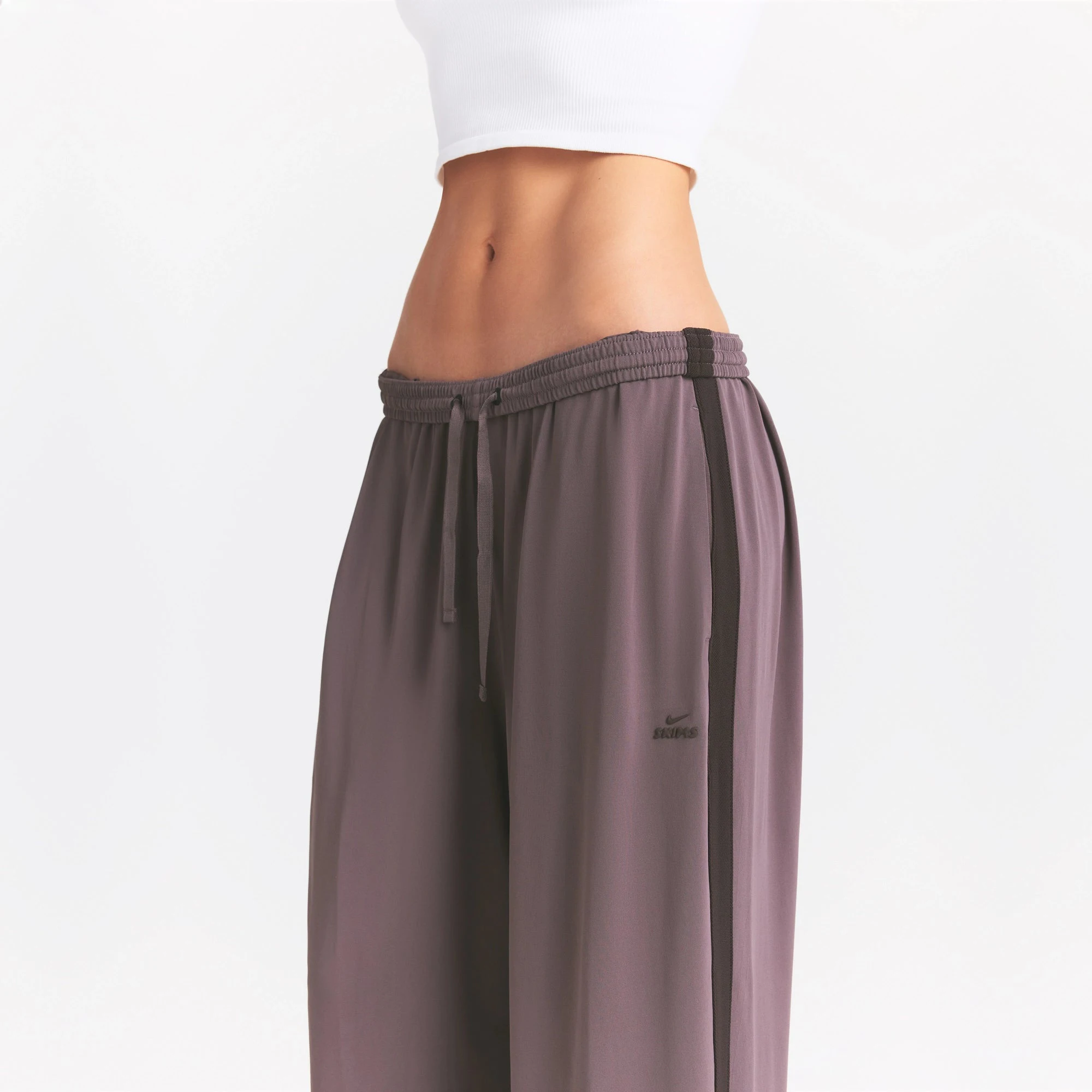 NikeSKIMS STRETCH KNIT WIDE LEG PANT | RESIN ON A MODEL SIDE VIEW @ | FOCUS: 0.0, 1.0, 0.9