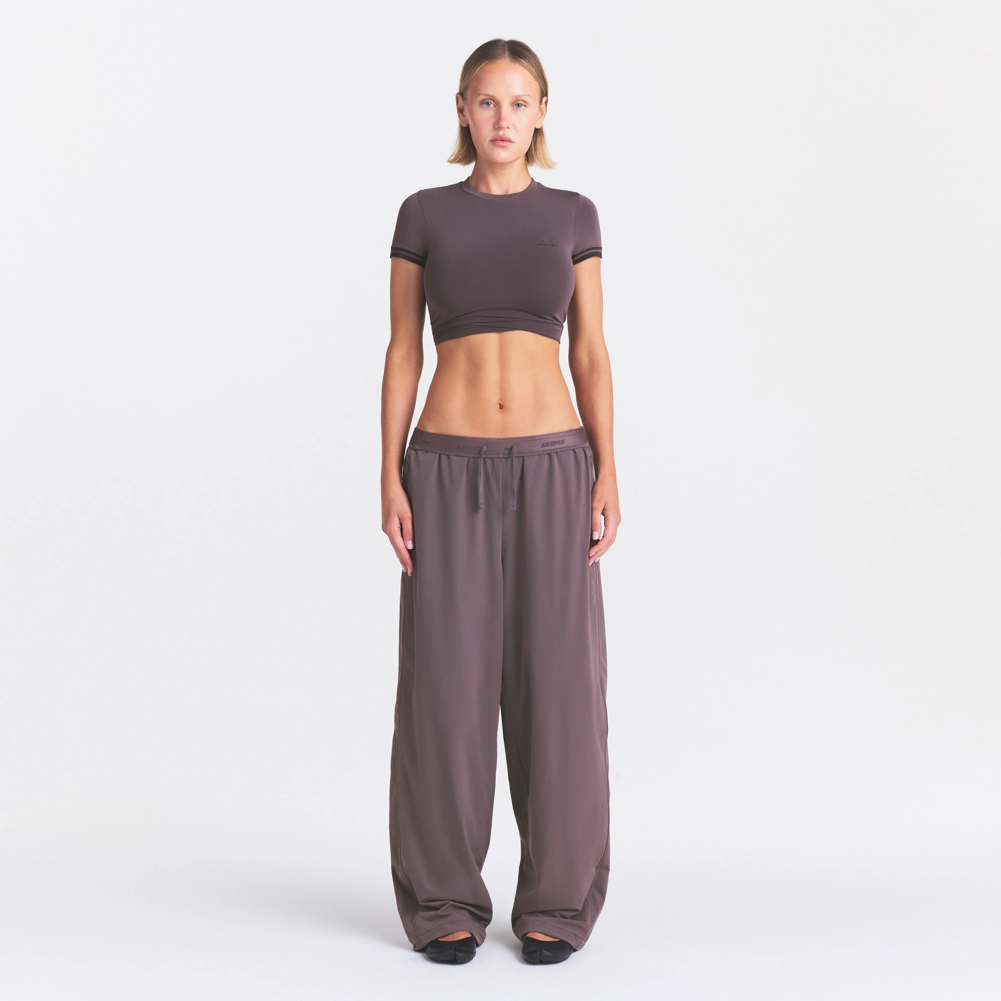 NikeSKIMS STRETCH NYLON OVERSIZED PANT | RESIN ON A MODEL FRONT VIEW @ | FOCUS: 0.0, 1.0, 0.9