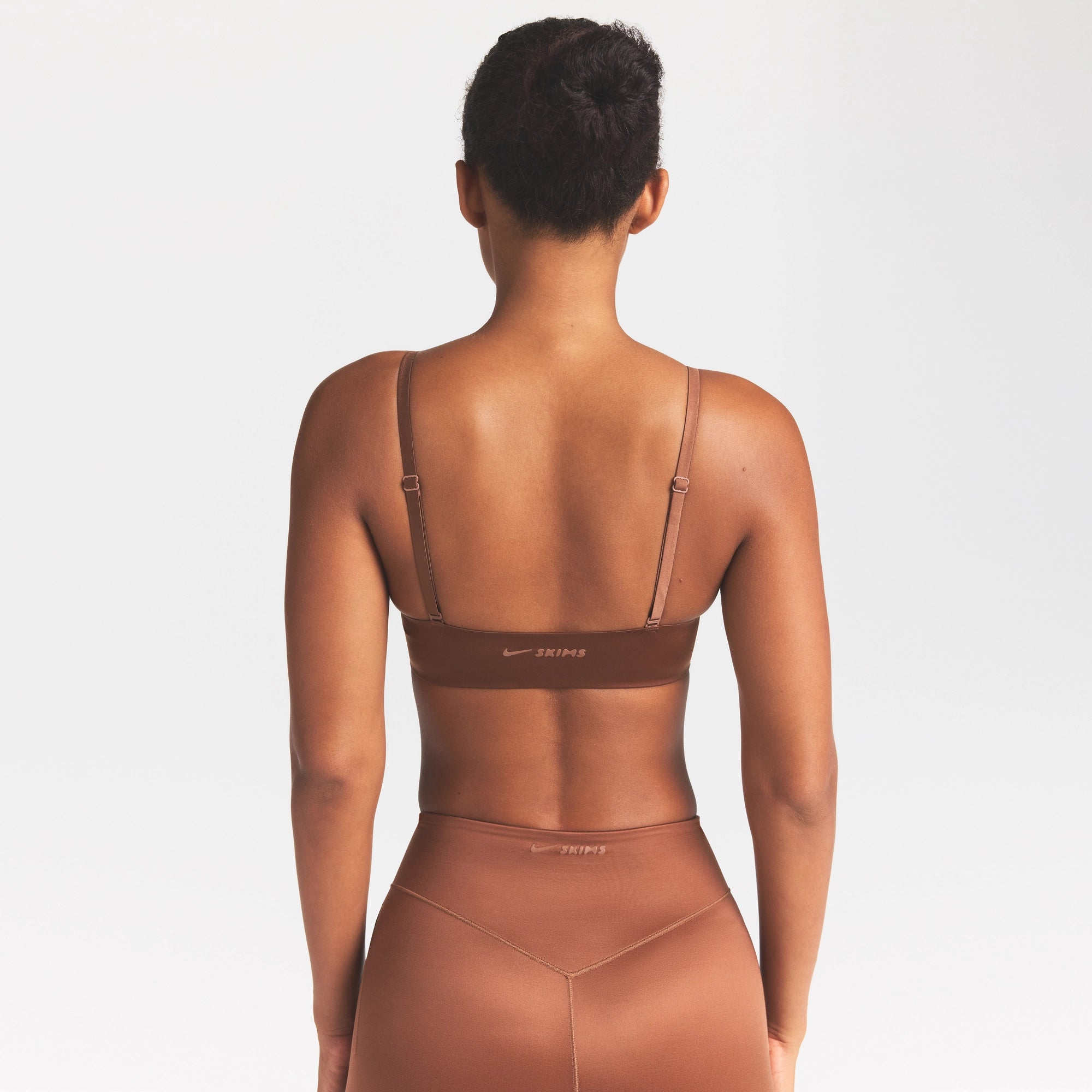 NikeSKIMS SATIN SHINE SCOOP CAMI BRA | CAROB BROWN ON A MODEL SIDE VIEW @ | FOCUS: 0.0, 1.0, 0.9