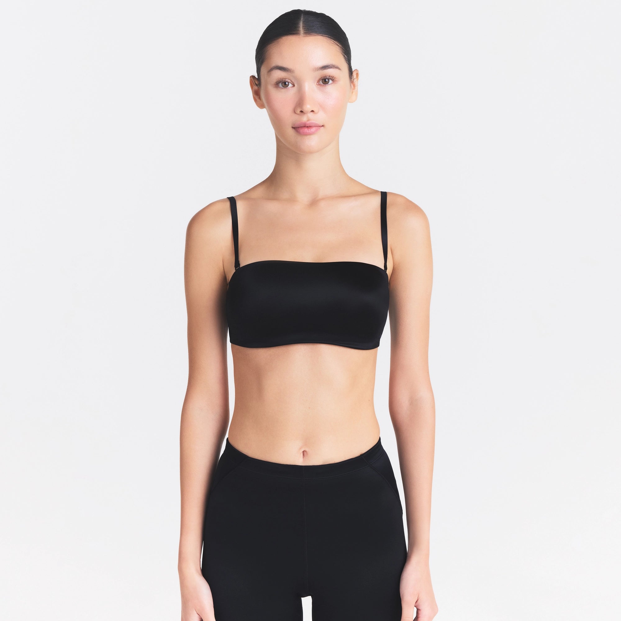 NikeSKIMS SATIN SHINE BANDEAU BRA | OBSIDIAN ON A MODEL SIDE VIEW @ | FOCUS: 0.0, 1.0, 0.9
