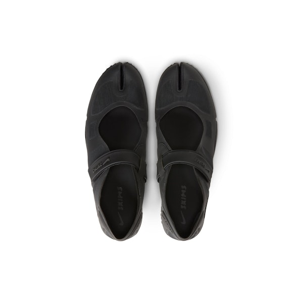 NikeSKIMS FOOTWEAR MESH RIFT | BLACK FLAT ON A WHITE BACKGROUND | @ | FOCUS: 0.0, 1.0, 0.9