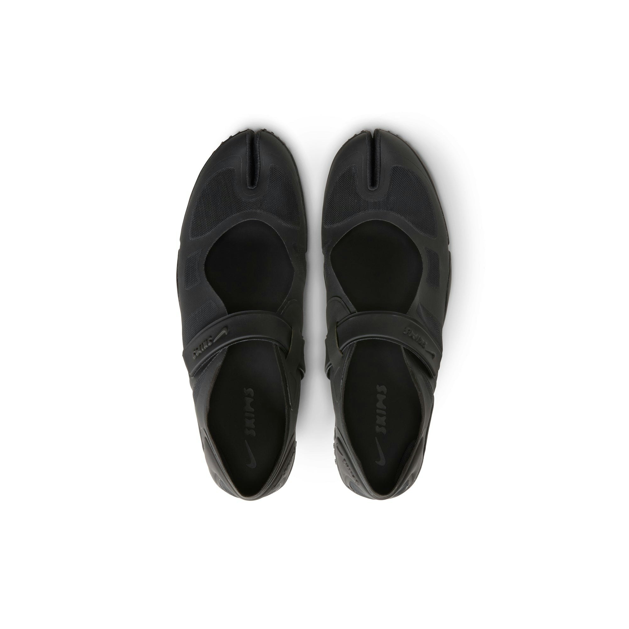 NikeSKIMS FOOTWEAR MESH RIFT | BLACK FLAT ON A WHITE BACKGROUND | @ | FOCUS: 0.0, 1.0, 0.9