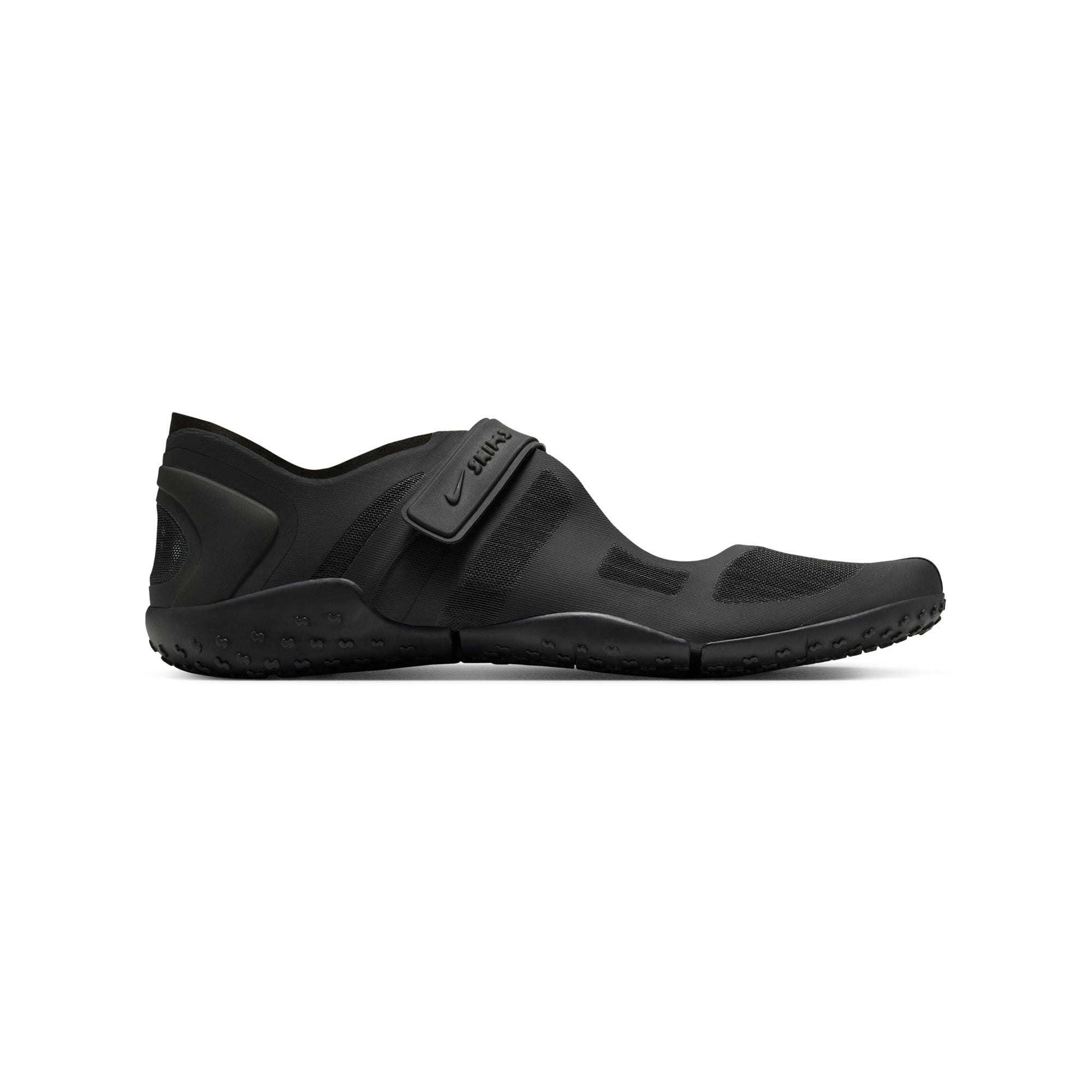 NikeSKIMS FOOTWEAR MESH RIFT | BLACK FLAT ON A WHITE BACKGROUND | @ | FOCUS: 0.0, 1.0, 0.9
