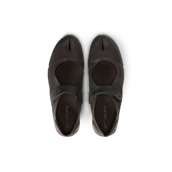 NikeSKIMS FOOTWEAR MESH RIFT | VELVET BROWN FLAT ON A WHITE BACKGROUND @ | FOCUS: 0.0, 1.0, 0.9