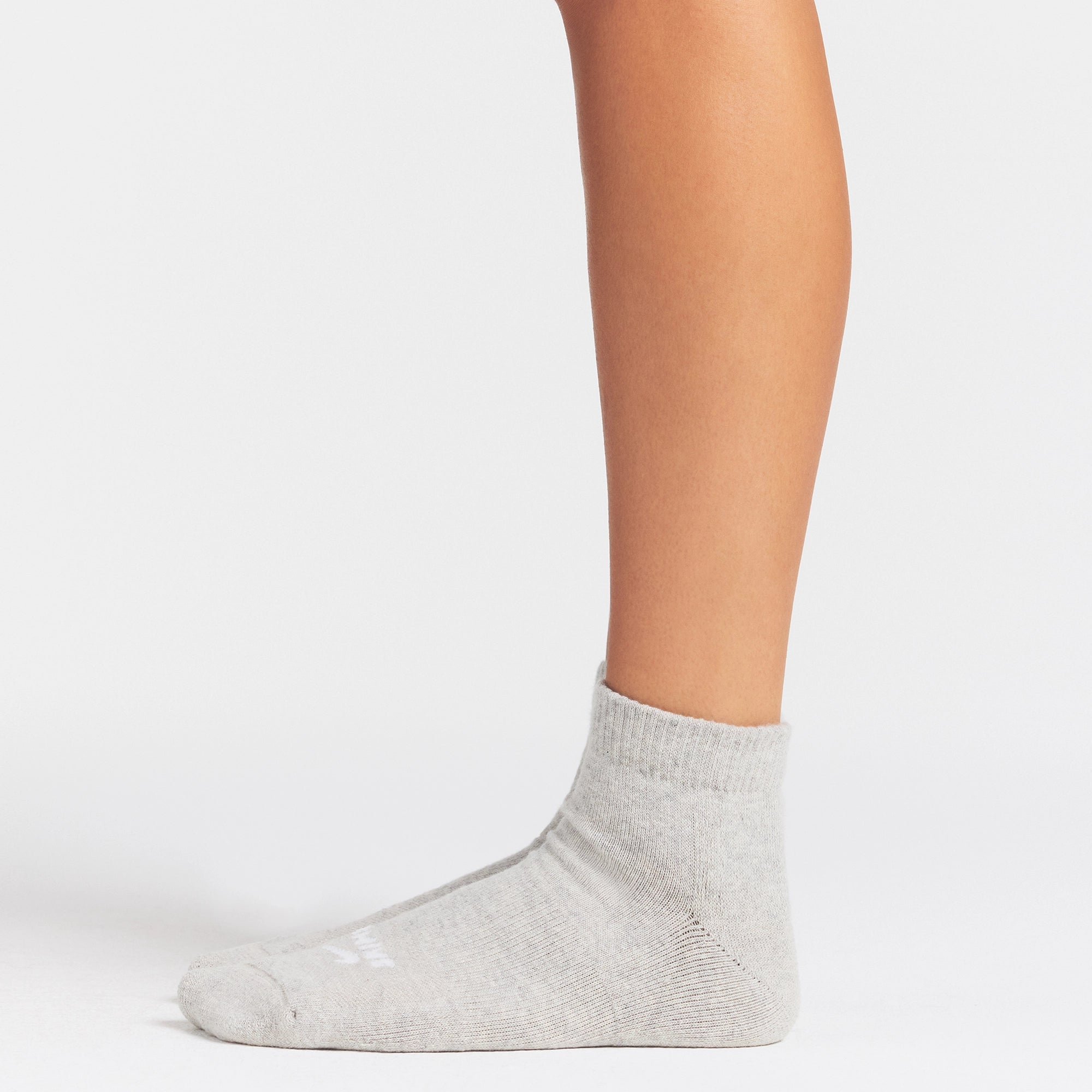 NikeSKIMS ACCESSORIES DRI-FIT™ ANKLE SOCK 3-PACK | SNOW(OBSIDIAN)/HEATHER GREY(SNOW)/OBSIDIAN(DARK SEPIA) ON A MODEL SIDE VIEW @ | FOCUS: 0.0, 1.0, 0.9