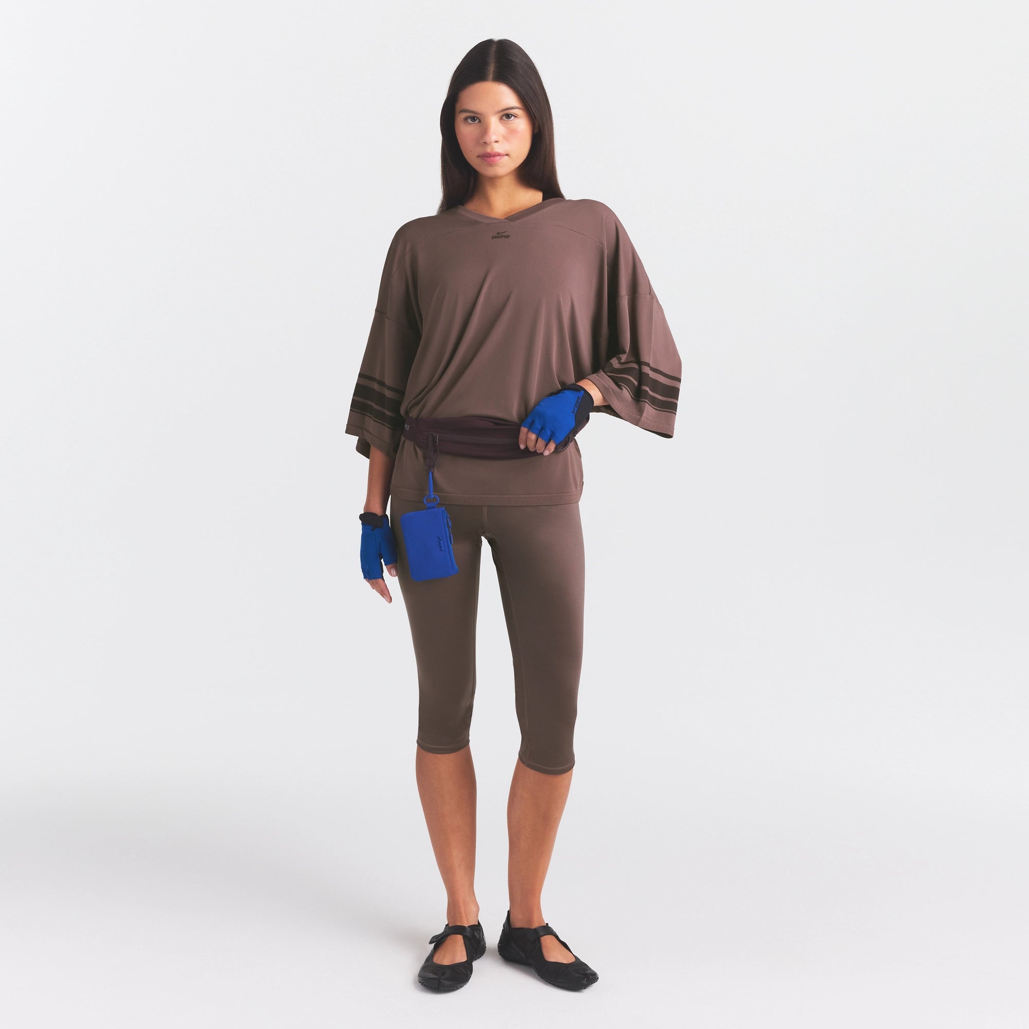 NikeSKIMS STRETCH KNIT OVERSIZED V-NECK TOP | RESIN ON A MODEL FRONT VIEW @ | FOCUS: 0.0, 1.0, 0.9