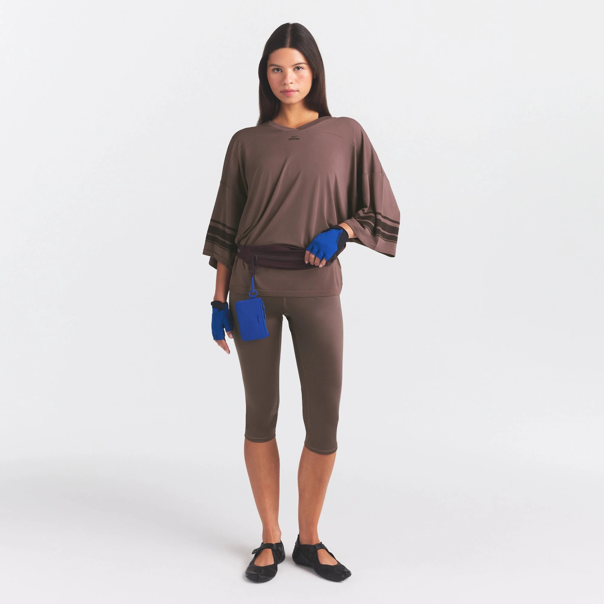 NikeSKIMS STRETCH KNIT OVERSIZED V-NECK TOP | RESIN ON A MODEL FRONT VIEW @ | FOCUS: 0.0, 1.0, 0.9