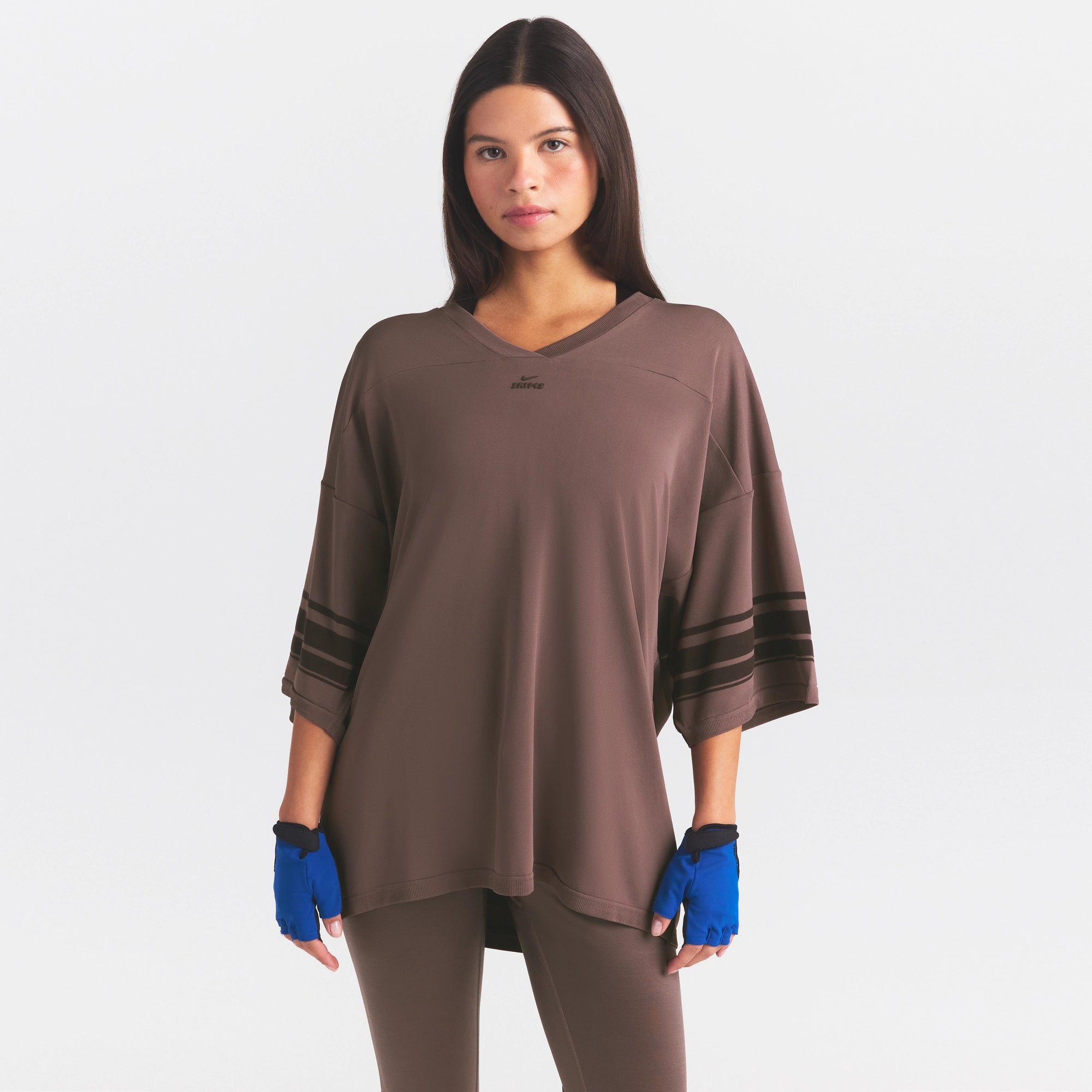 NikeSKIMS STRETCH KNIT OVERSIZED V-NECK TOP | RESIN ON A MODEL SIDE VIEW @ | FOCUS: 0.0, 1.0, 0.9