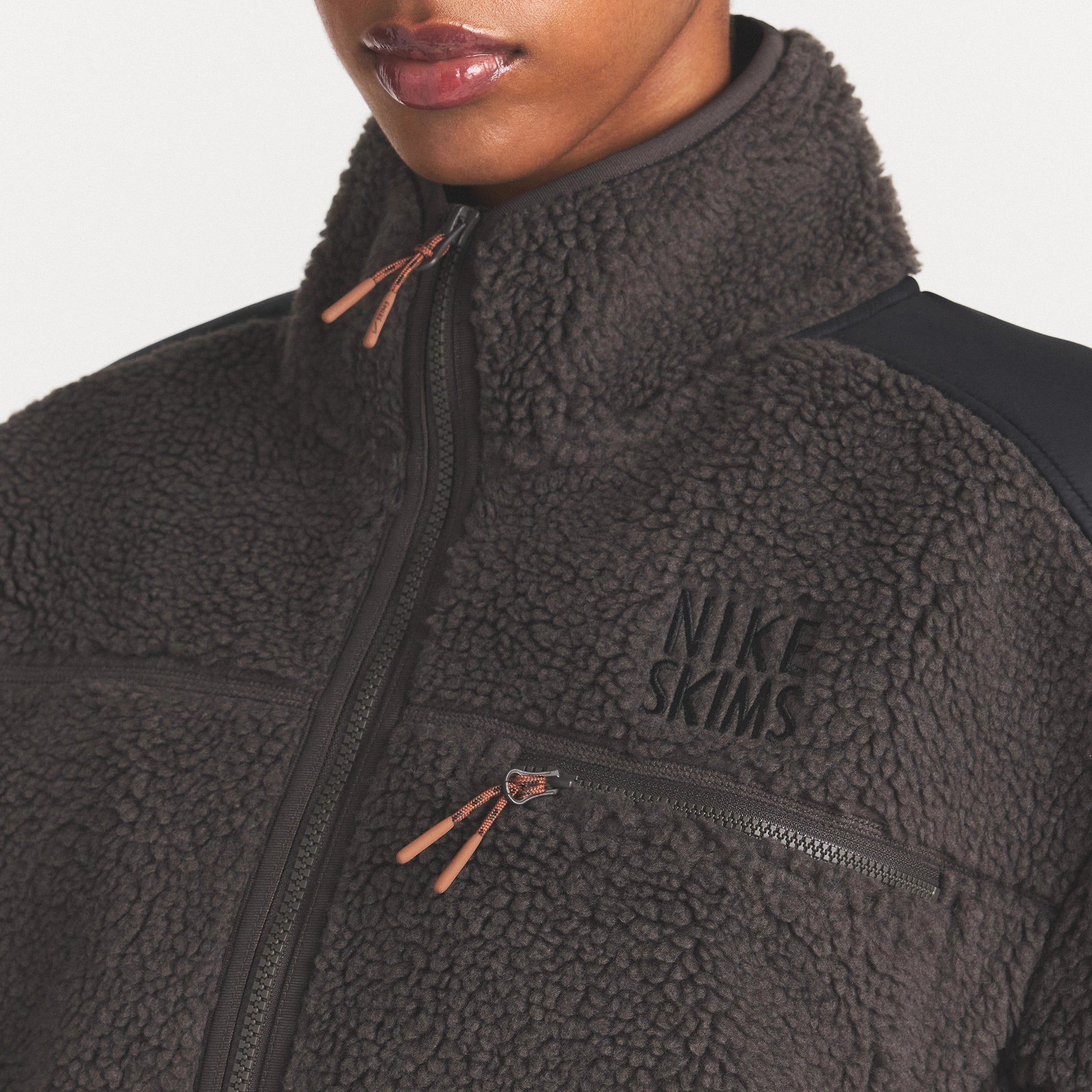 NikeSKIMS SHERPA HALF ZIP JACKET | BOULDER/OBSIDIAN ON A MODEL SIDE VIEW @ | FOCUS: 0.0, 1.0, 0.9