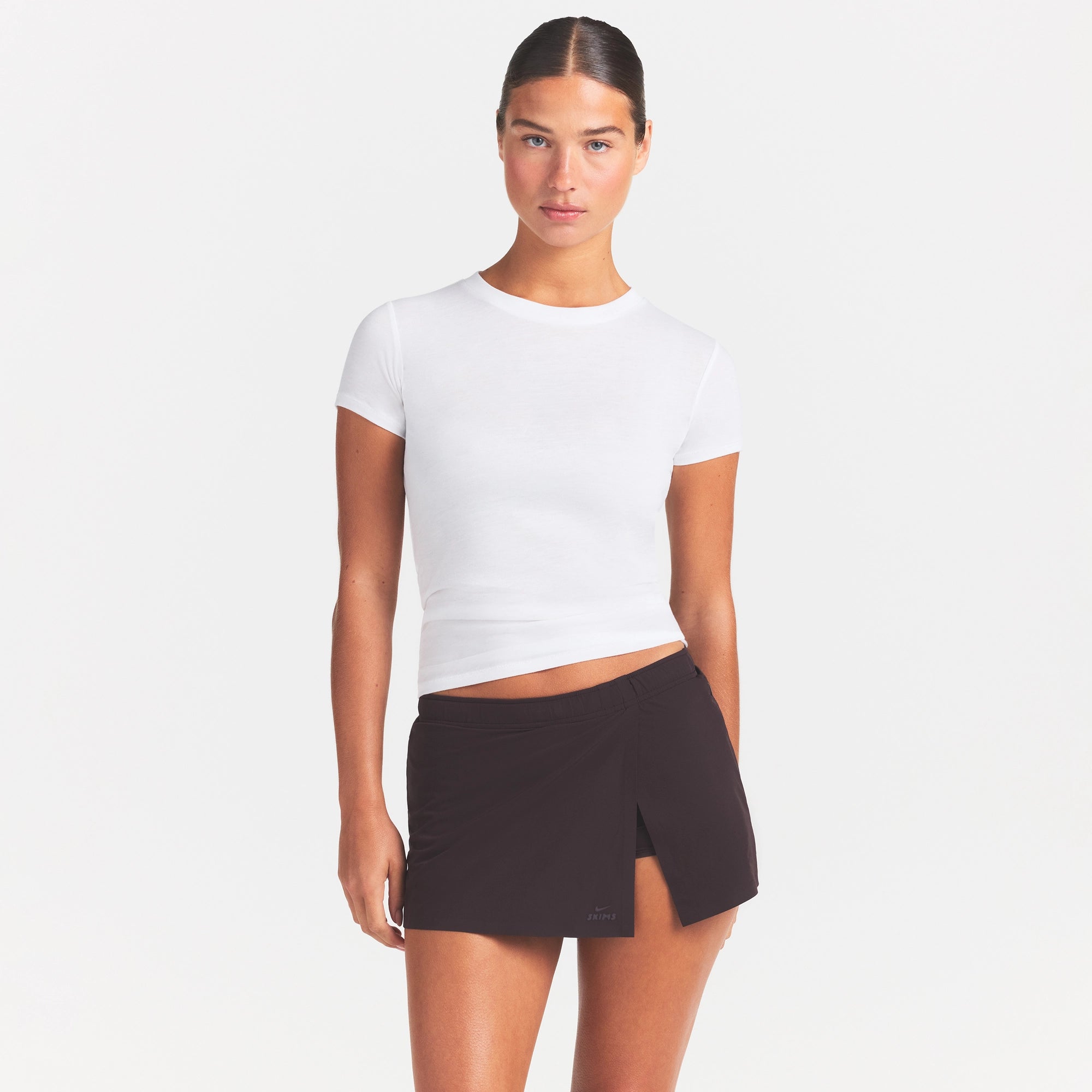 NikeSKIMS PERFORMANCE COTTON BLEND SHORT SLEEVE TOP | SNOW ON A MODEL SIDE VIEW @ | FOCUS: 0.0, 1.0, 0.9
