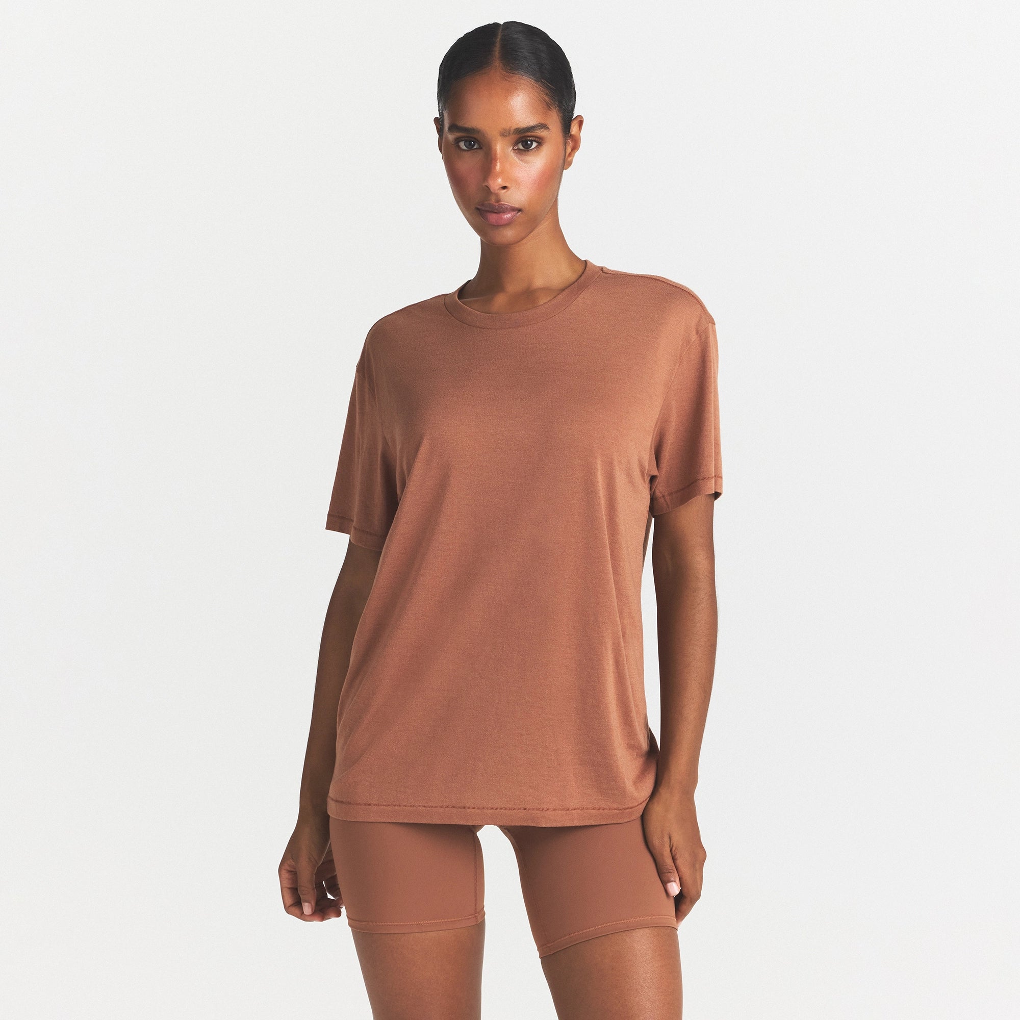 NikeSKIMS PERFORMANCE COTTON OVERSIZED SHORT SLEEVE TOP | CAROB BROWN ON A MODEL SIDE VIEW @ | FOCUS: 0.0, 1.0, 0.9