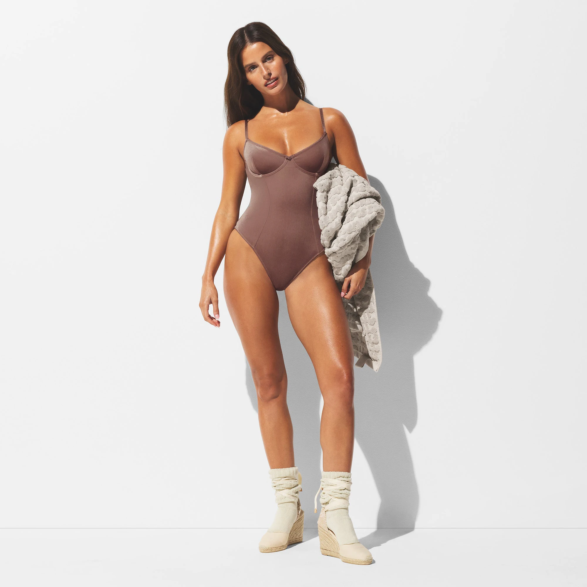 VELVET SWIM UNDERWIRE ONE PIECE | UMBER ON A MODEL FRONT VIEW | FOCUS: 0.0, 1.0, 0.9