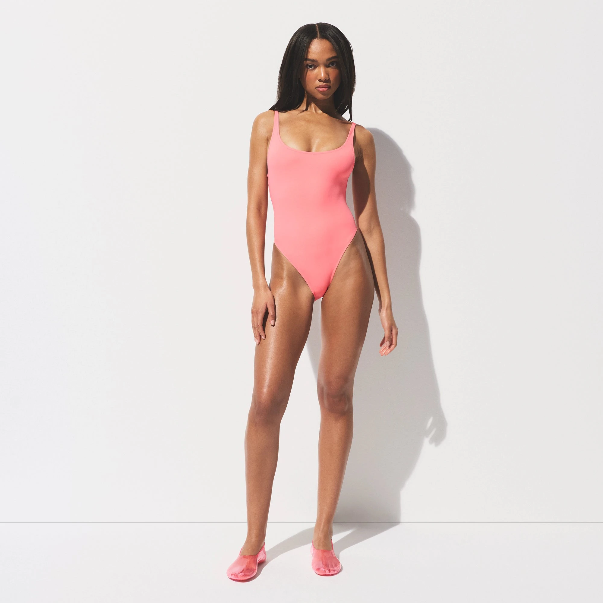 SIGNATURE SWIM SCOOP NECK ONE PIECE | MELON ON A MODEL FRONT VIEW @ | FOCUS: 0.0, 1.0, 0.9