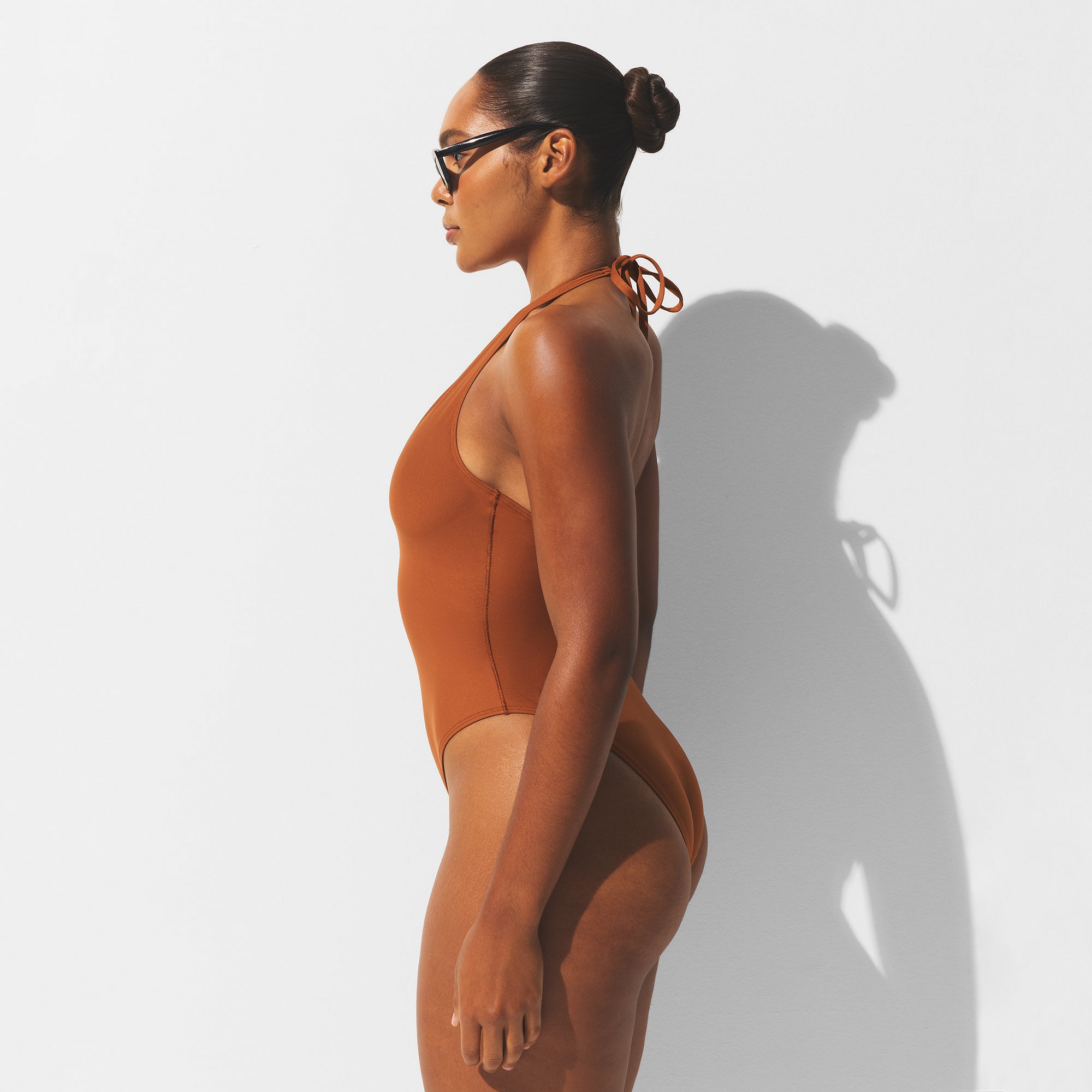 SKIMS スキムズ DEEP PLUNGE ワンピース 水着 3色 SKIMS Seamless Sculpt Deep Plunge Thong Bodysuit - Clay
