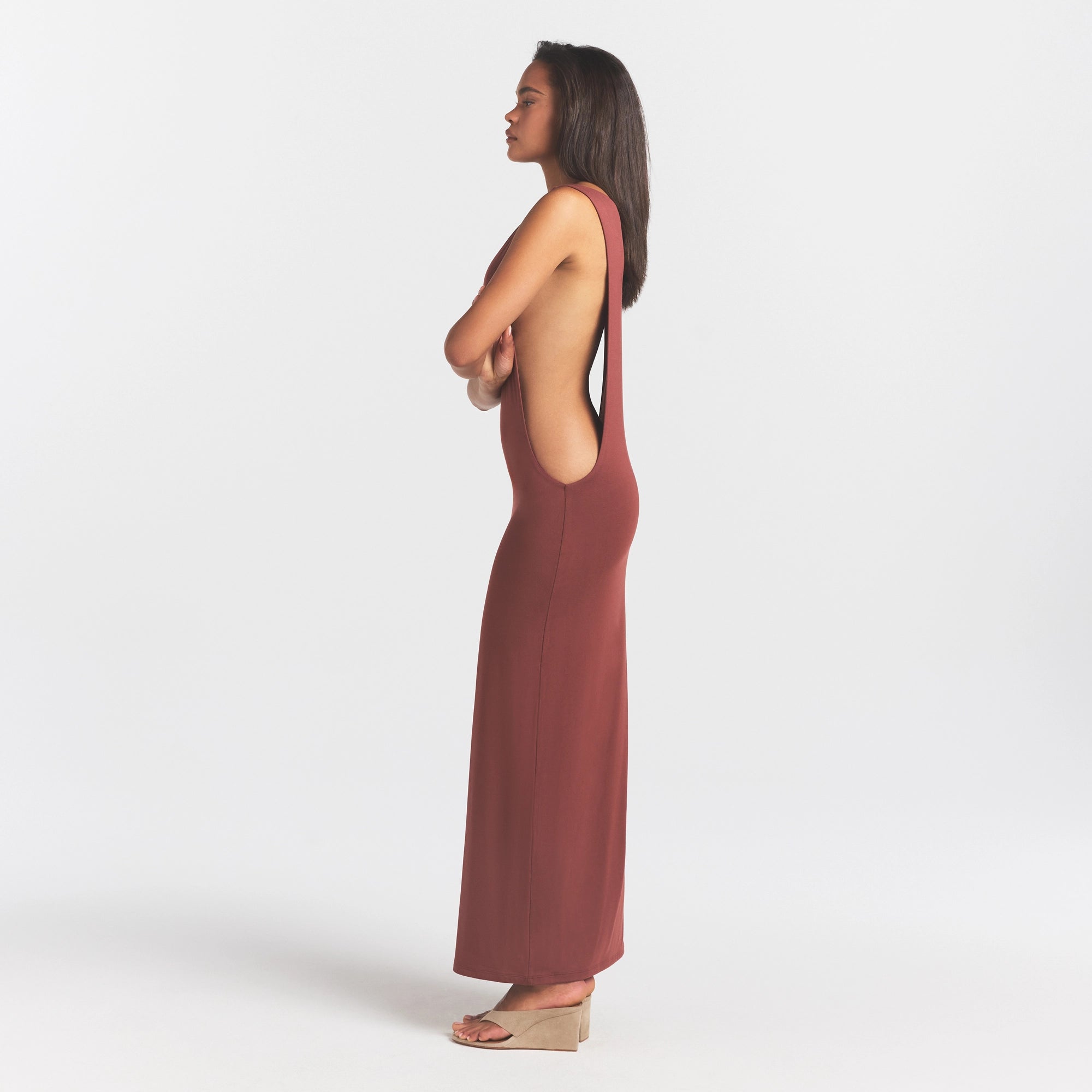 SMOOTH LAYERS CUT OUT LONG DRESS | HENNA ON A MODEL FRONT VIEW @ | FOCUS: 0.0, 1.0, 0.9