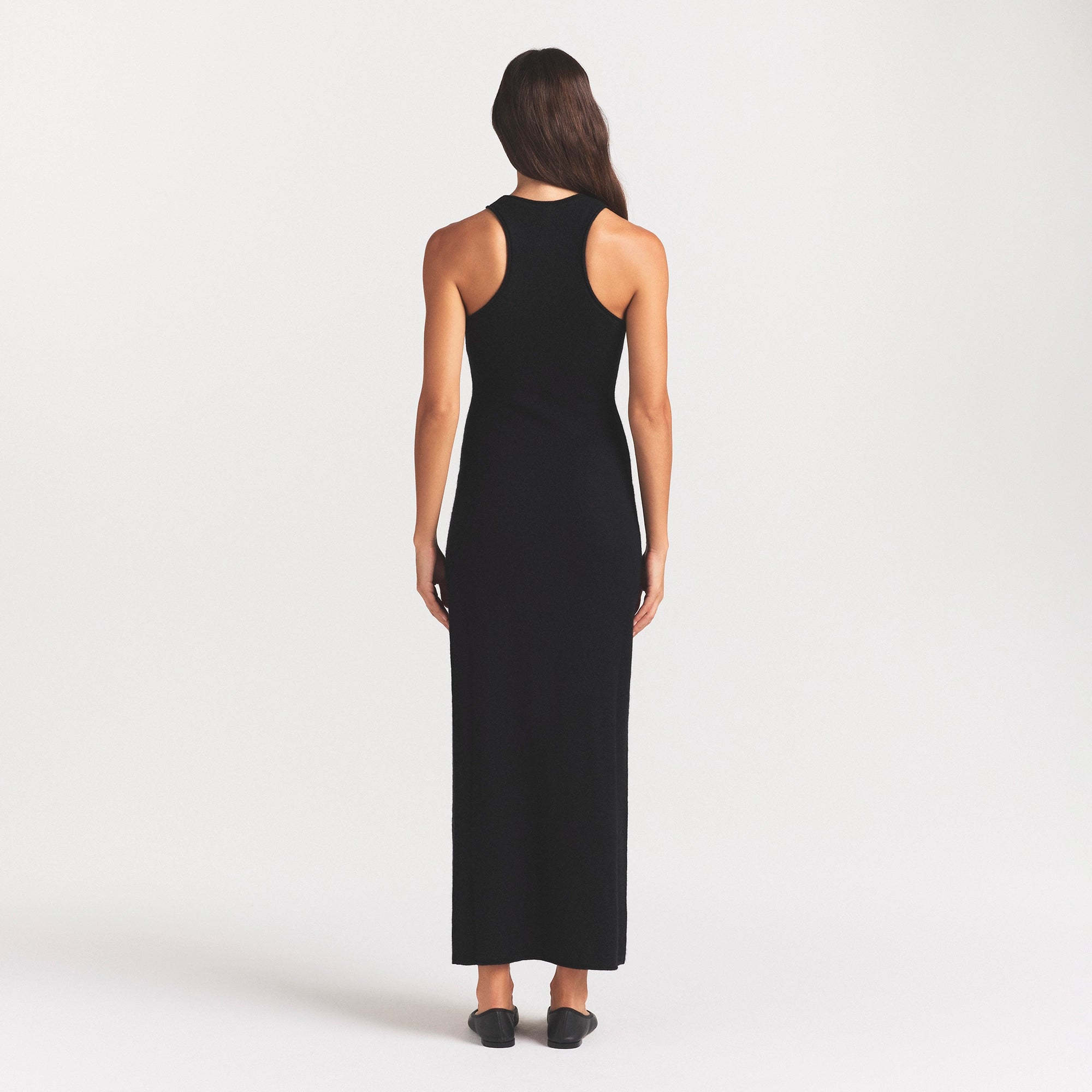 AIRY CASHMERE LONG DRESS | ONYX ON A MODEL SIDE VIEW @ | FOCUS: 0.0, 1.0, 0.9