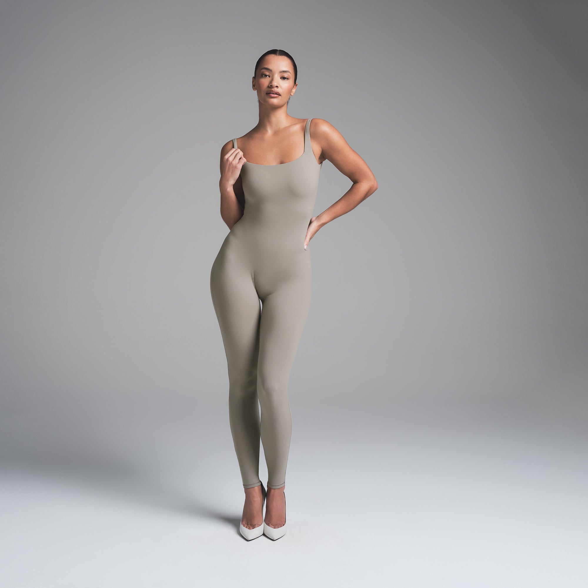 【即発】SKIMS Fits Everybody ボディースーツ 直営店から即発 FITS EVERYBODY SQUARE NECK LOW BACK CATSUIT | SMOKE