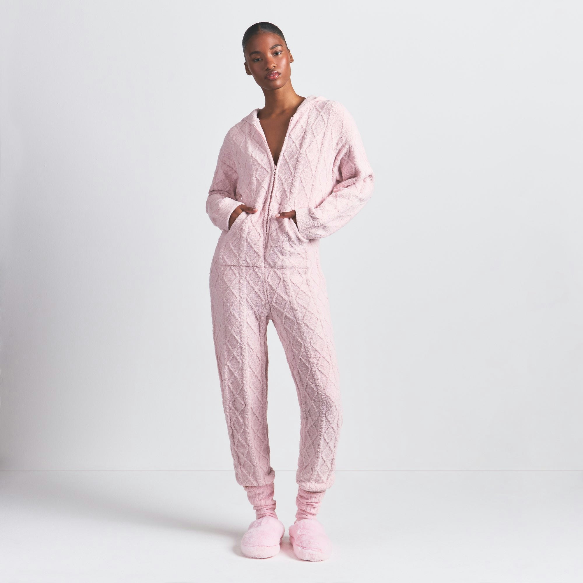 COZY LIGHT OVERSIZED CABLEKNIT ONESIE | CHERRY BLOSSOM ON A MODEL FRONT VIEW @ | FOCUS: 0.0, 1.0, 0.9