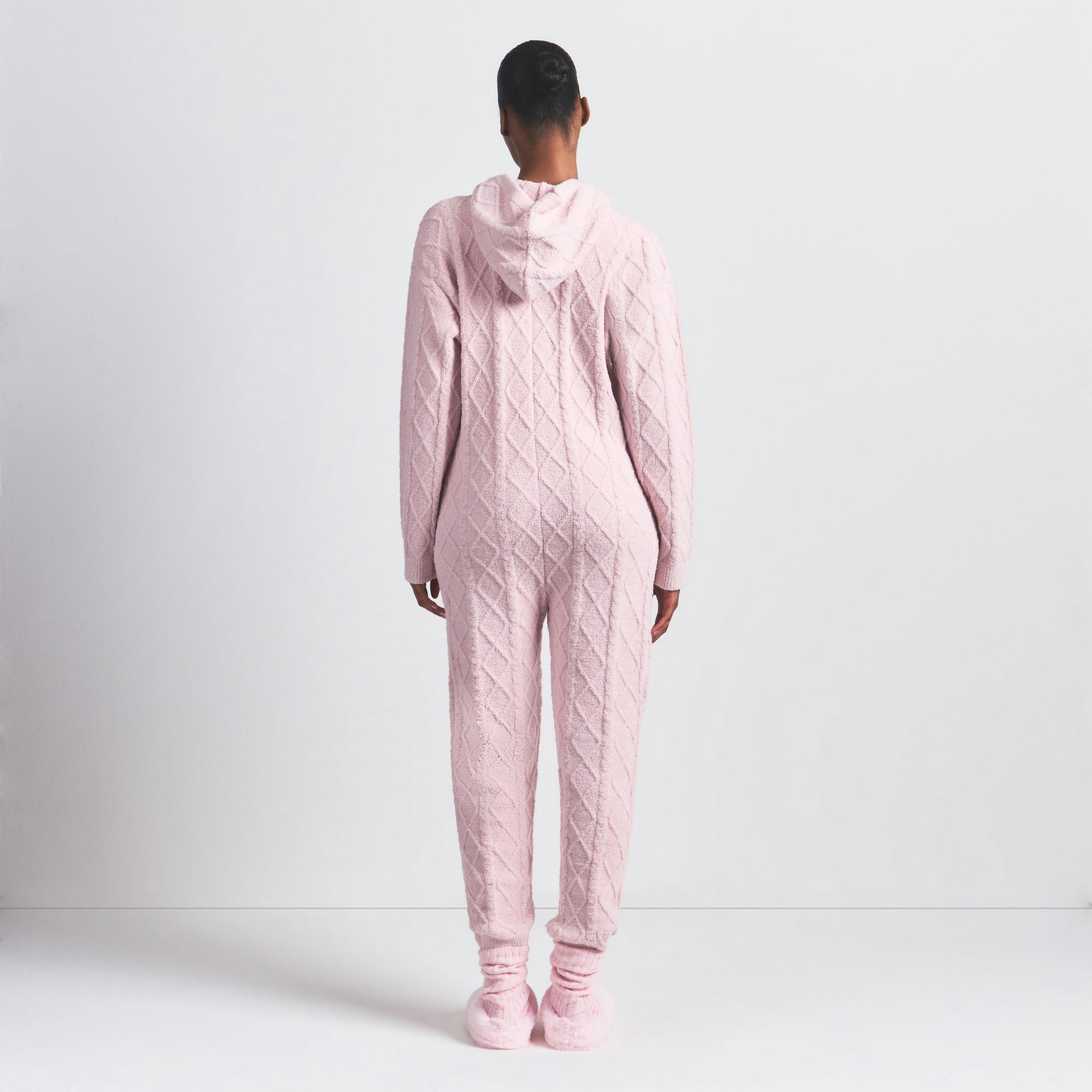 COZY LIGHT OVERSIZED CABLEKNIT ONESIE | CHERRY BLOSSOM ON A MODEL FRONT VIEW @ | FOCUS: 0.0, 1.0, 0.9