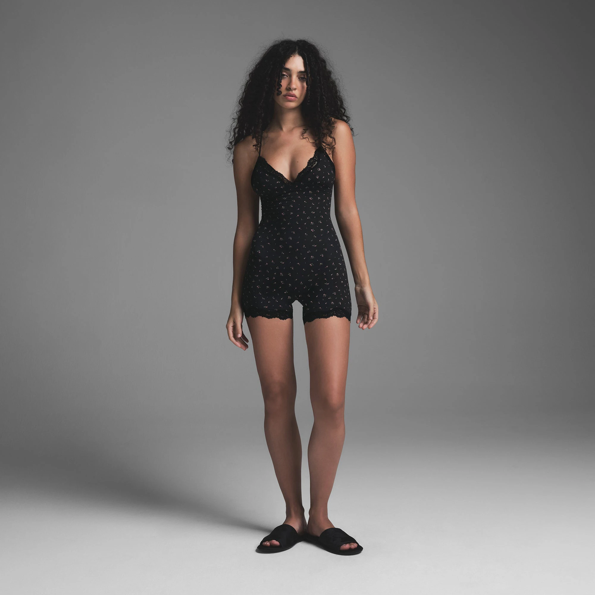 FITS EVERYBODY LACE TRIANGLE ONESIE | ONYX ROSEBUD PRINT ON A MODEL FRONT VIEW | FOCUS: 0.0, 1.0, 0.9