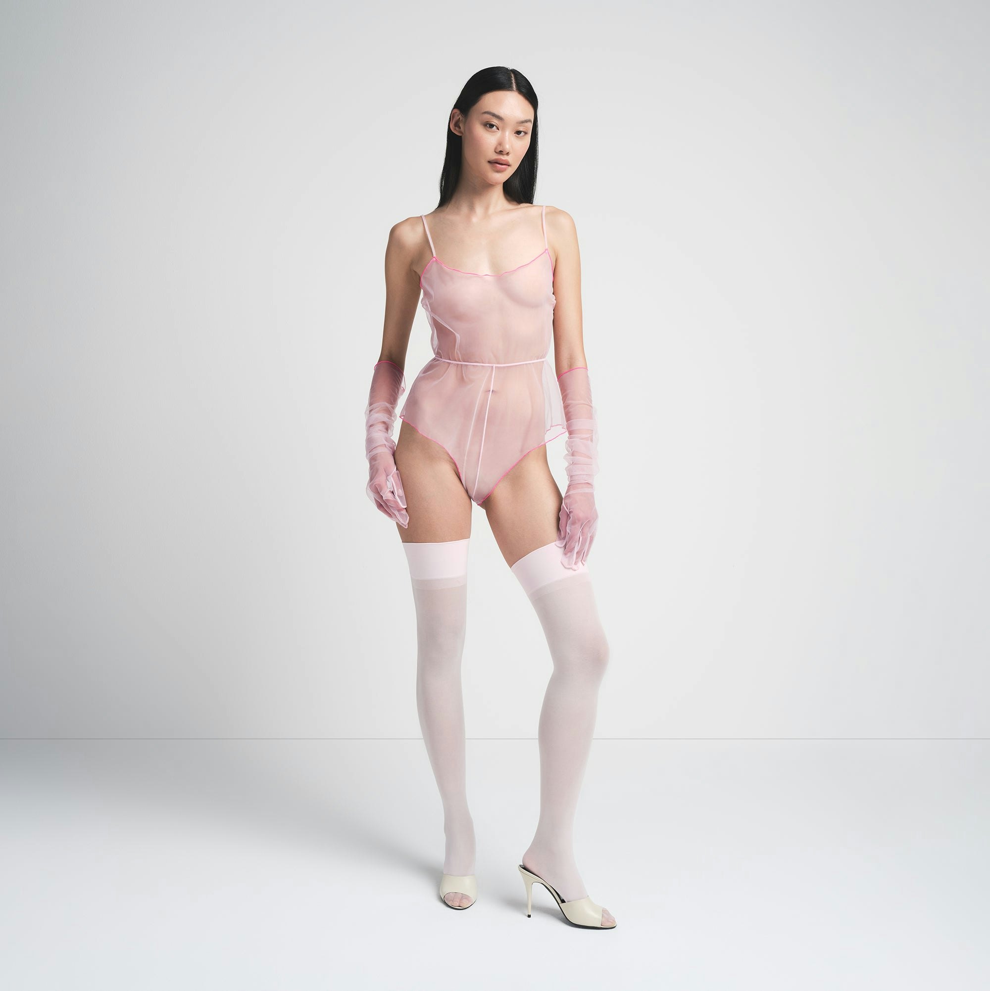 TULLE TEDDY | CHERRY BLOSSOM CONTRAST ON A MODEL FRONT VIEW | FOCUS: 0.0, 1.0, 0.9