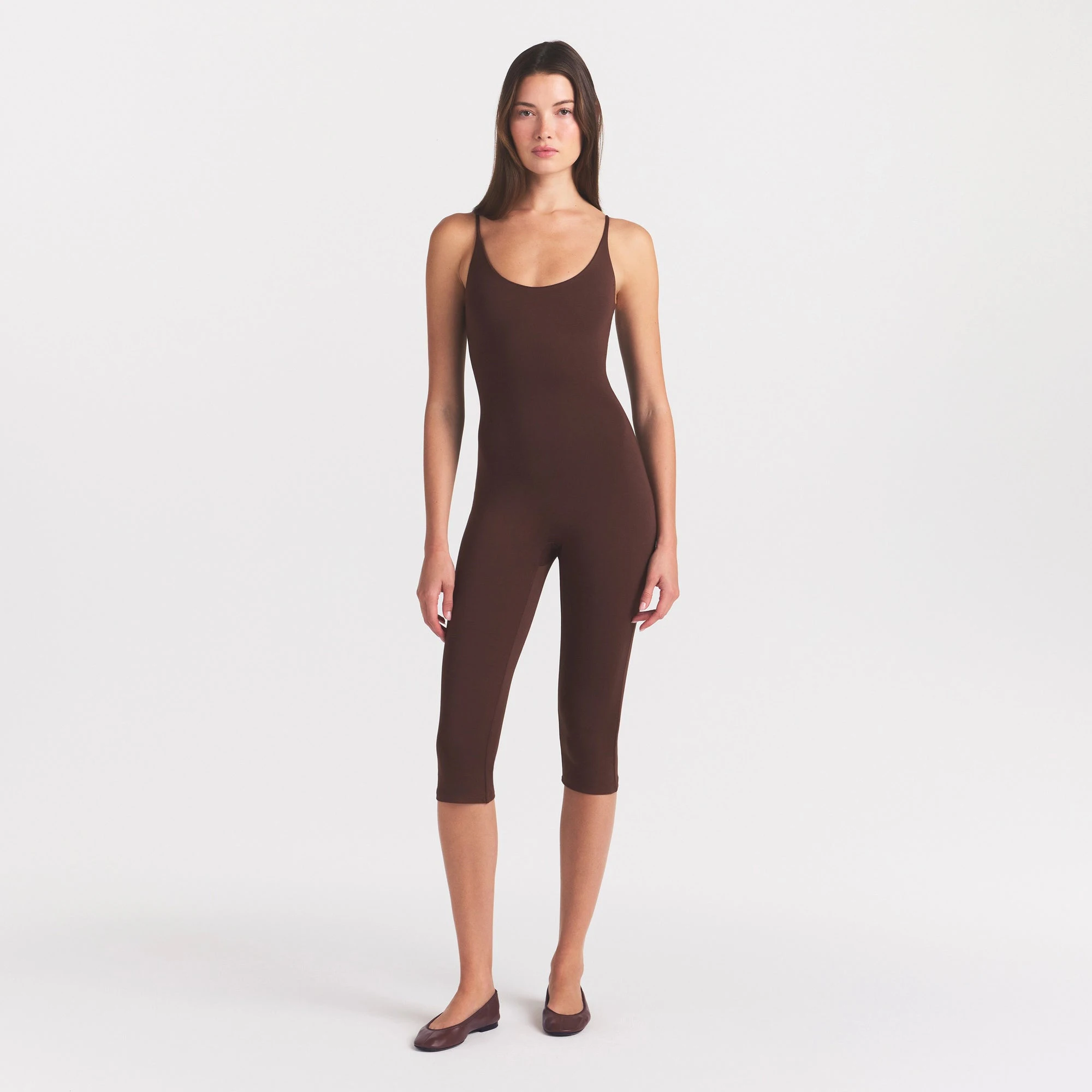 SMOOTH LAYERS CAPRI CATSUIT | COCOA ON A MODEL FRONT VIEW @ | FOCUS: 0.0, 1.0, 0.9