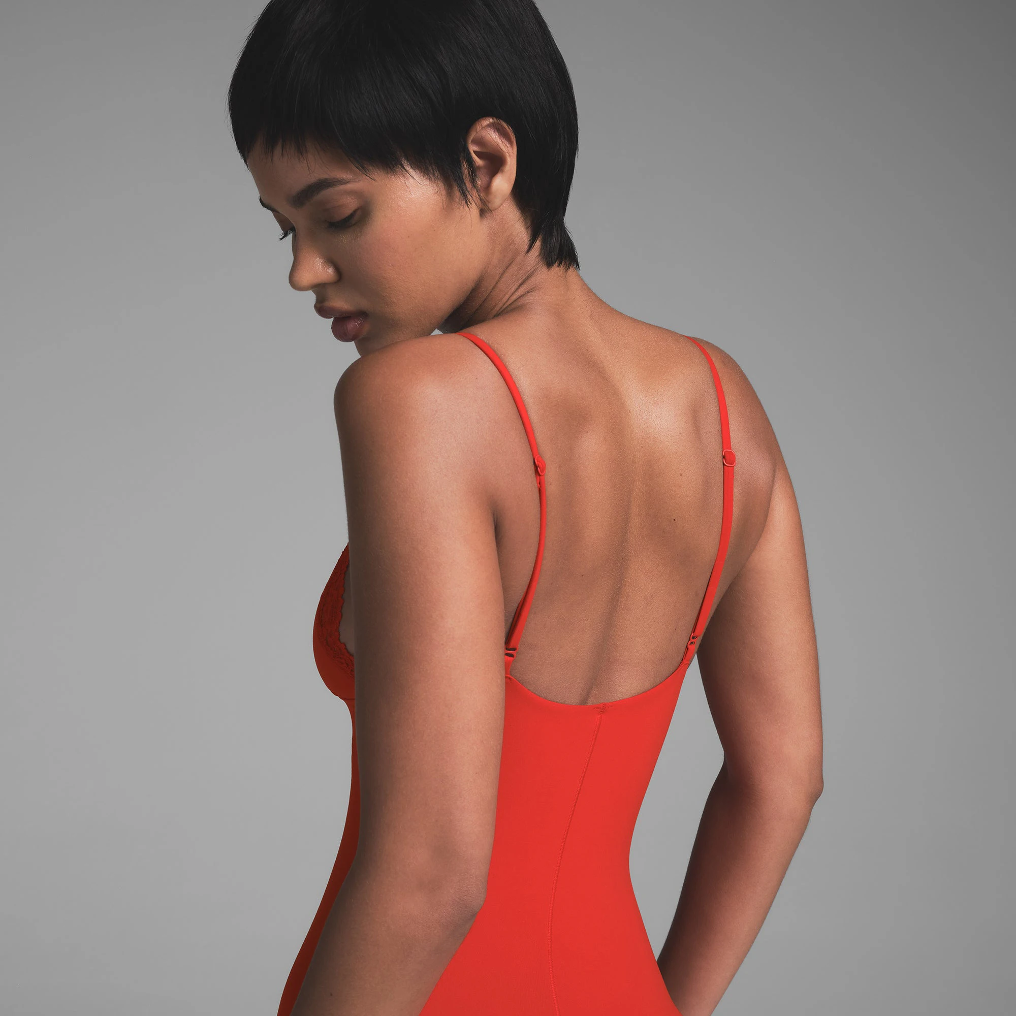 FITS EVERYBODY LACE TRIANGLE ONESIE | CAYENNE ON A MODEL BACK VIEW | FOCUS: 0.0, 1.0, 0.9