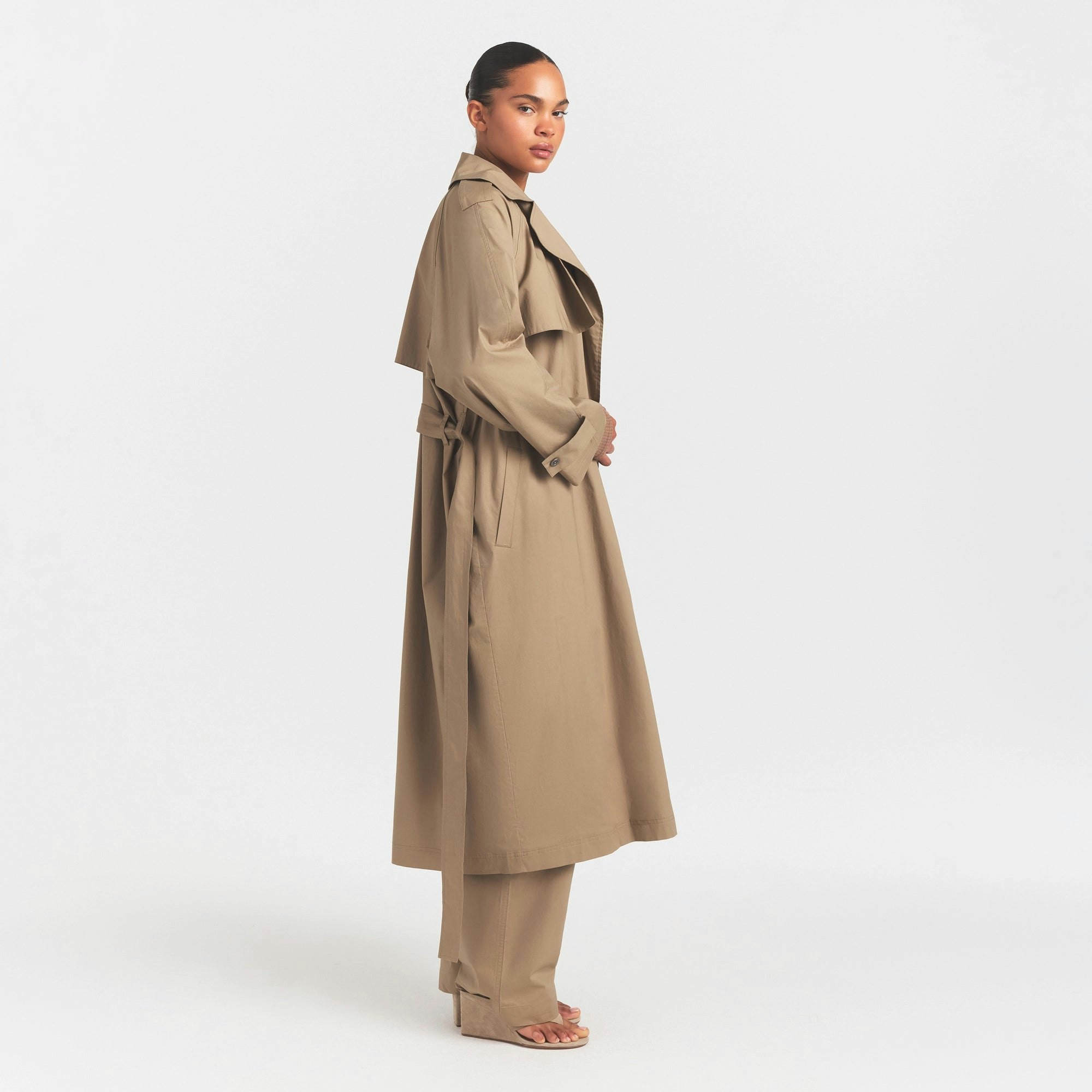 WOVEN COTTON OVERSIZED TRENCH COAT | DESERT ON A MODEL FRONT VIEW @ | FOCUS: 0.0, 1.0, 0.9