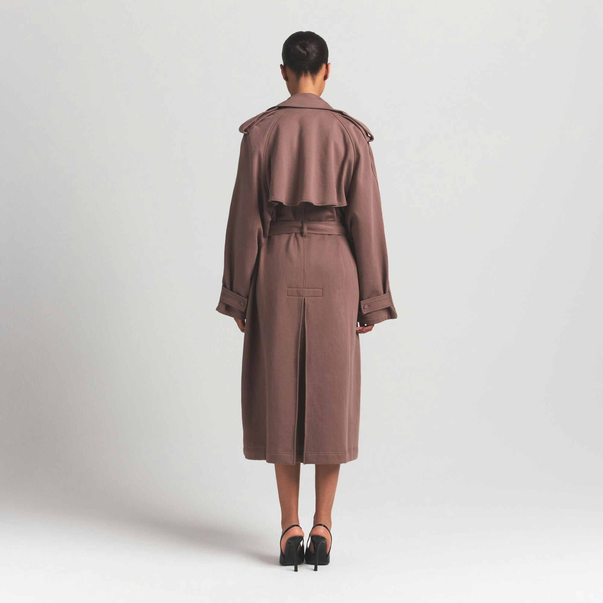 BOYFRIEND FLEECE TRENCH COAT | UMBER ON A MODEL BACK VIEW S | FOCUS: 0.0, 1.0, 0.9