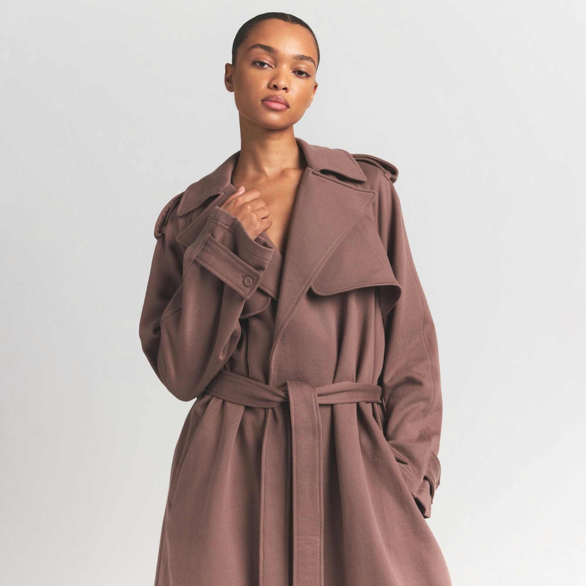 BOYFRIEND FLEECE TRENCH COAT | UMBER ON A MODEL FRONT VIEW S | FOCUS: 0.0, 1.0, 0.9