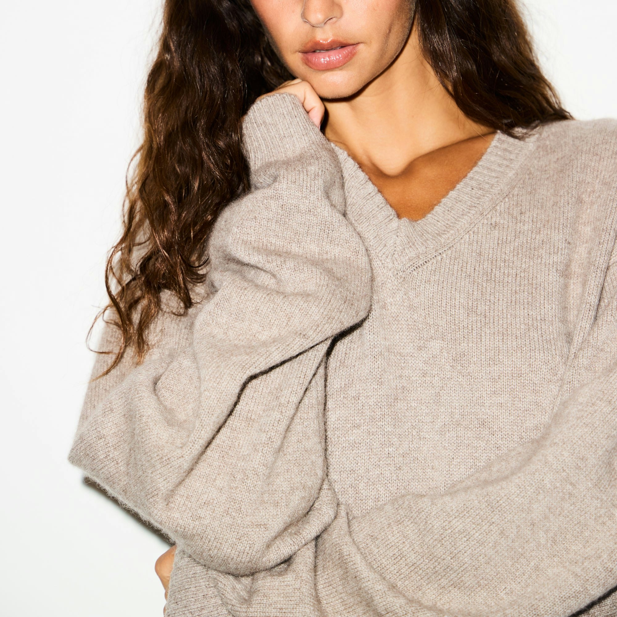 WOOL CASHMERE V NECK PULLOVER SWEATER | LINEN ON A MODEL SIDE VIEW @ | FOCUS: 0.0, 1.0, 0.9