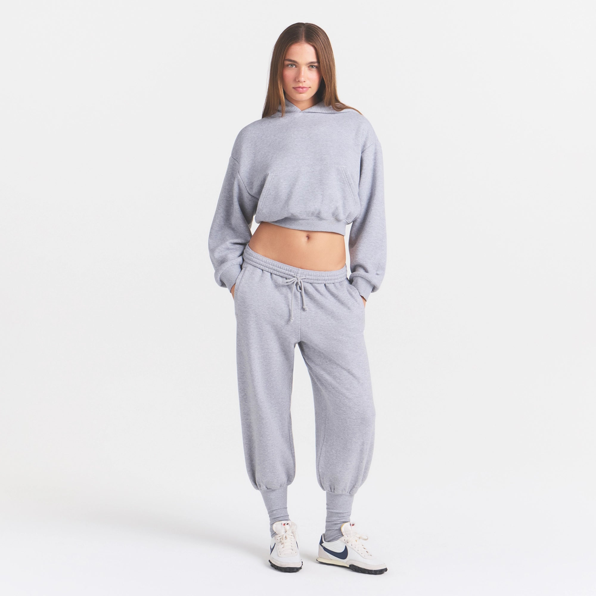 COTTON FLEECE CROPPED HOODIE | HEATHER GREY ON A MODEL FRONT VIEW @ | FOCUS: 0.0, 1.0, 0.9