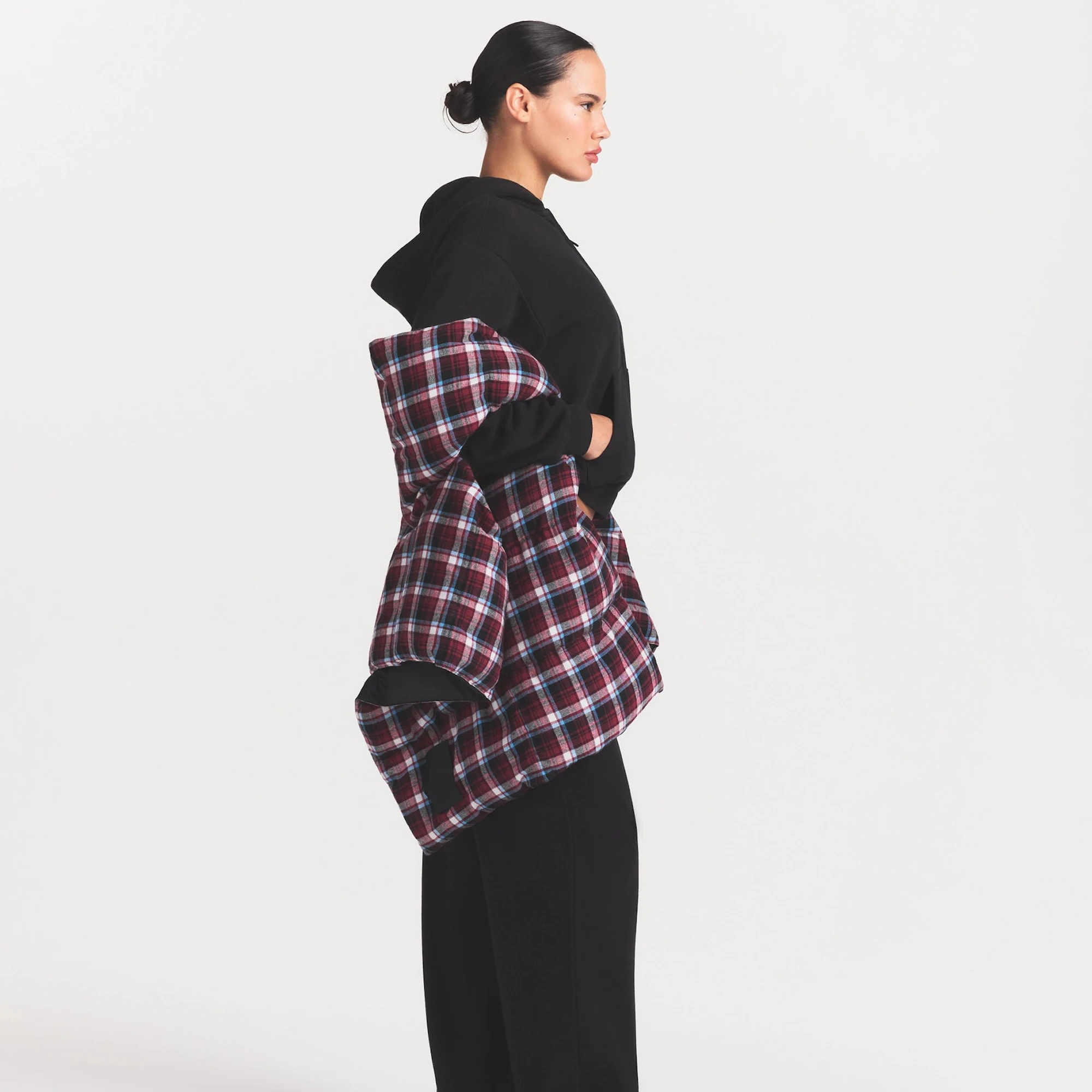 SKIMS PUFFER CAPE | ONYX ON A MODEL FRONT VIEW