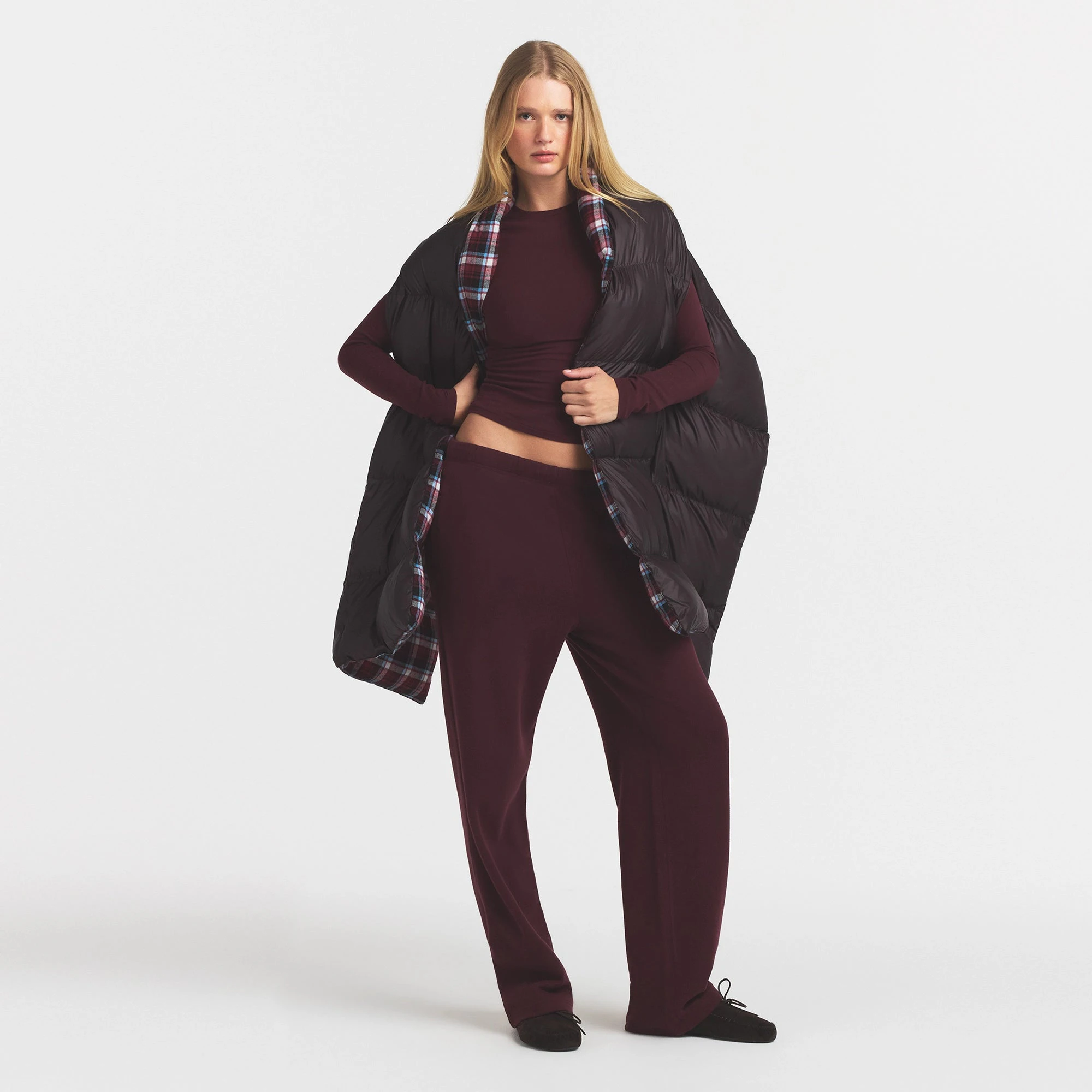 SKIMS PUFFER CAPE | PHOENIX ON A MODEL FRONT VIEW @ | FOCUS: 0.0, 1.0, 0.9