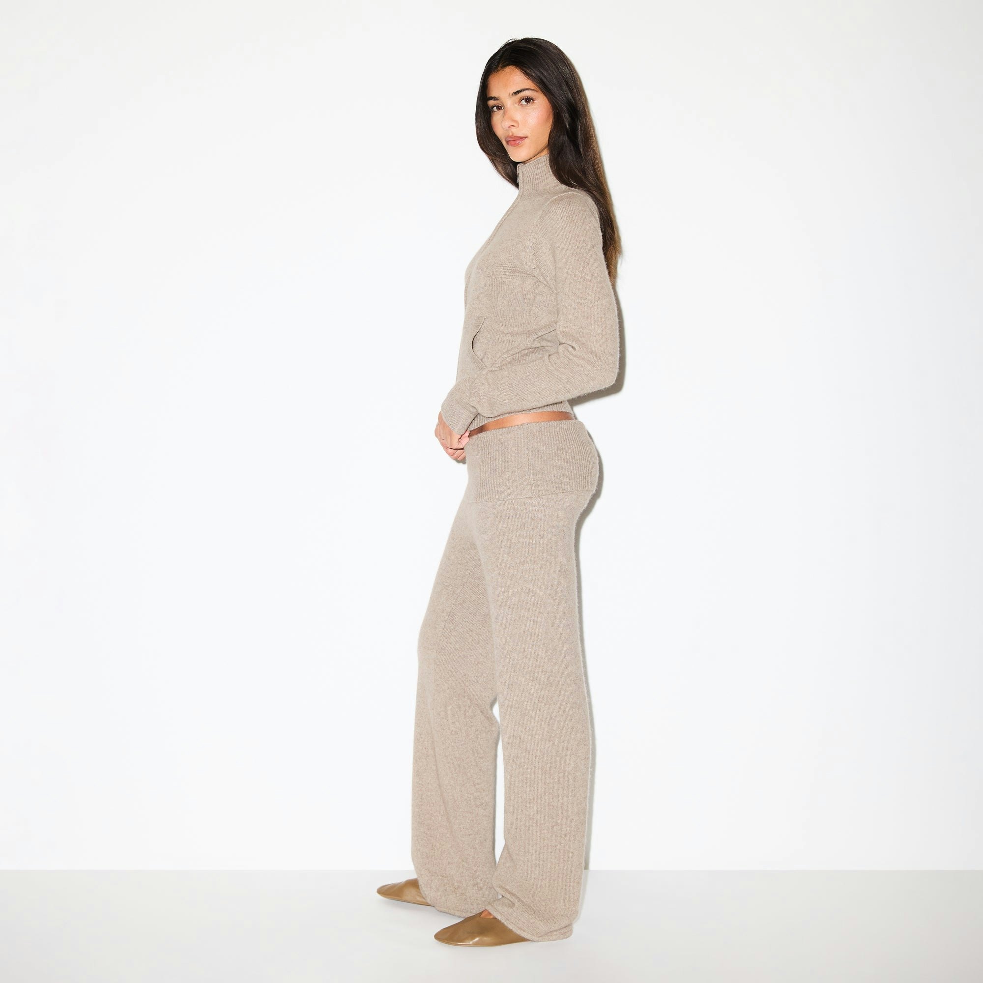 WOOL CASHMERE ZIP UP MOCK NECK SWEATER | LINEN ON A MODEL FRONT VIEW @ | FOCUS: 0.0, 1.0, 0.9