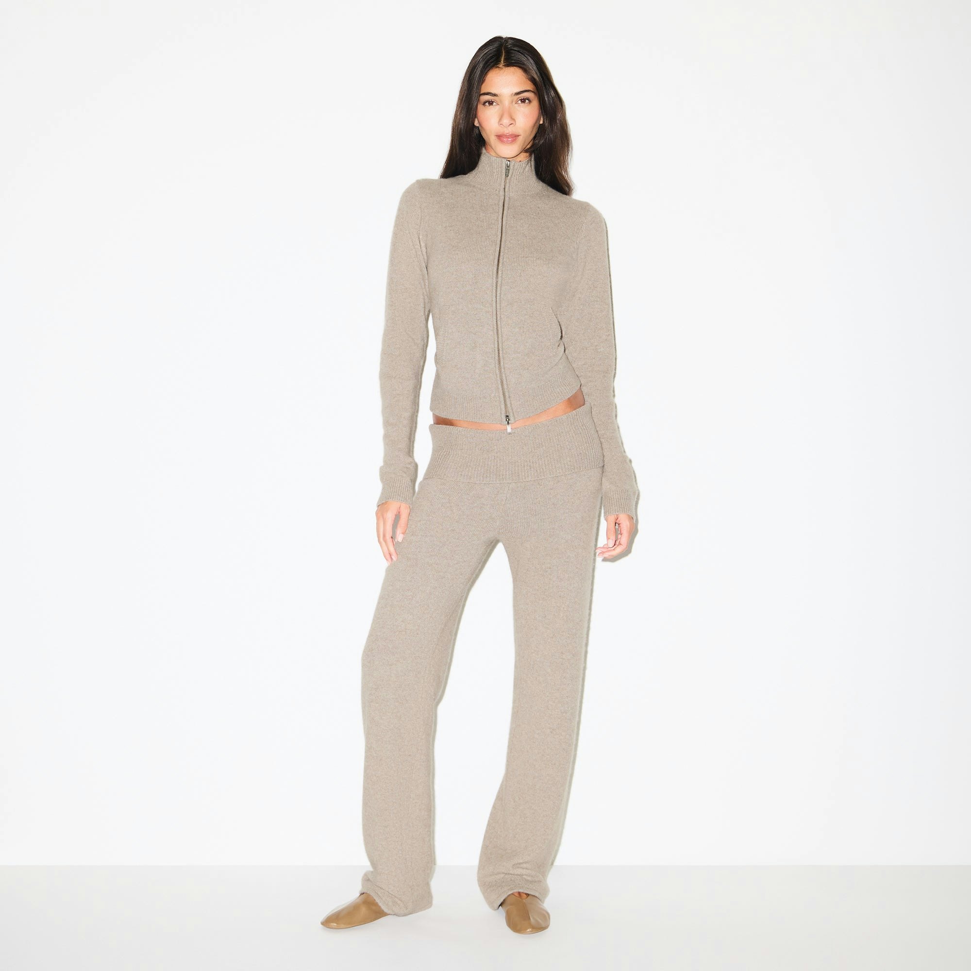 WOOL CASHMERE ZIP UP MOCK NECK SWEATER | LINEN ON A MODEL FRONT VIEW @ | FOCUS: 0.0, 1.0, 0.9