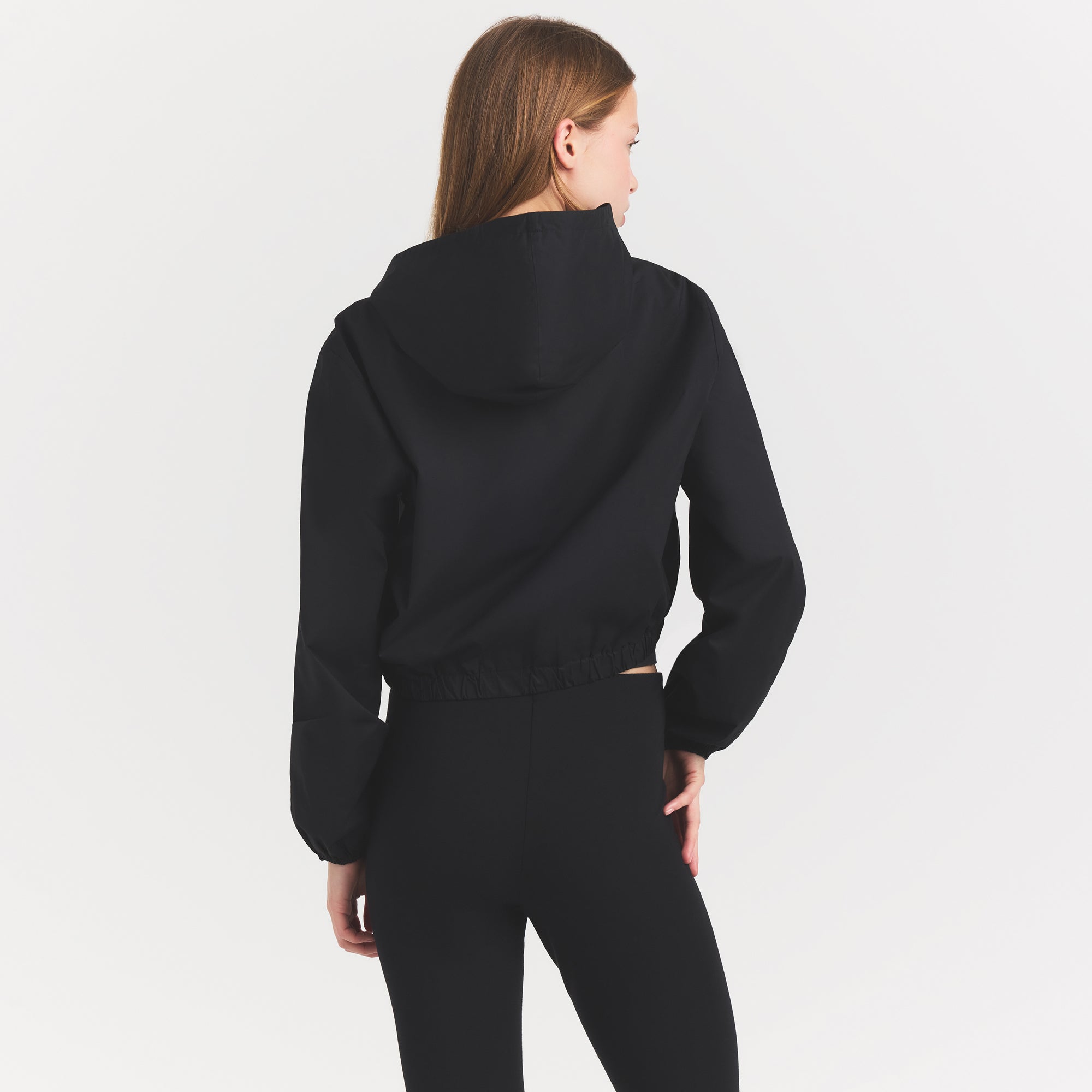 WOVEN COTTON CROPPED ZIP UP JACKET | ONYX ON A MODEL SIDE VIEW
