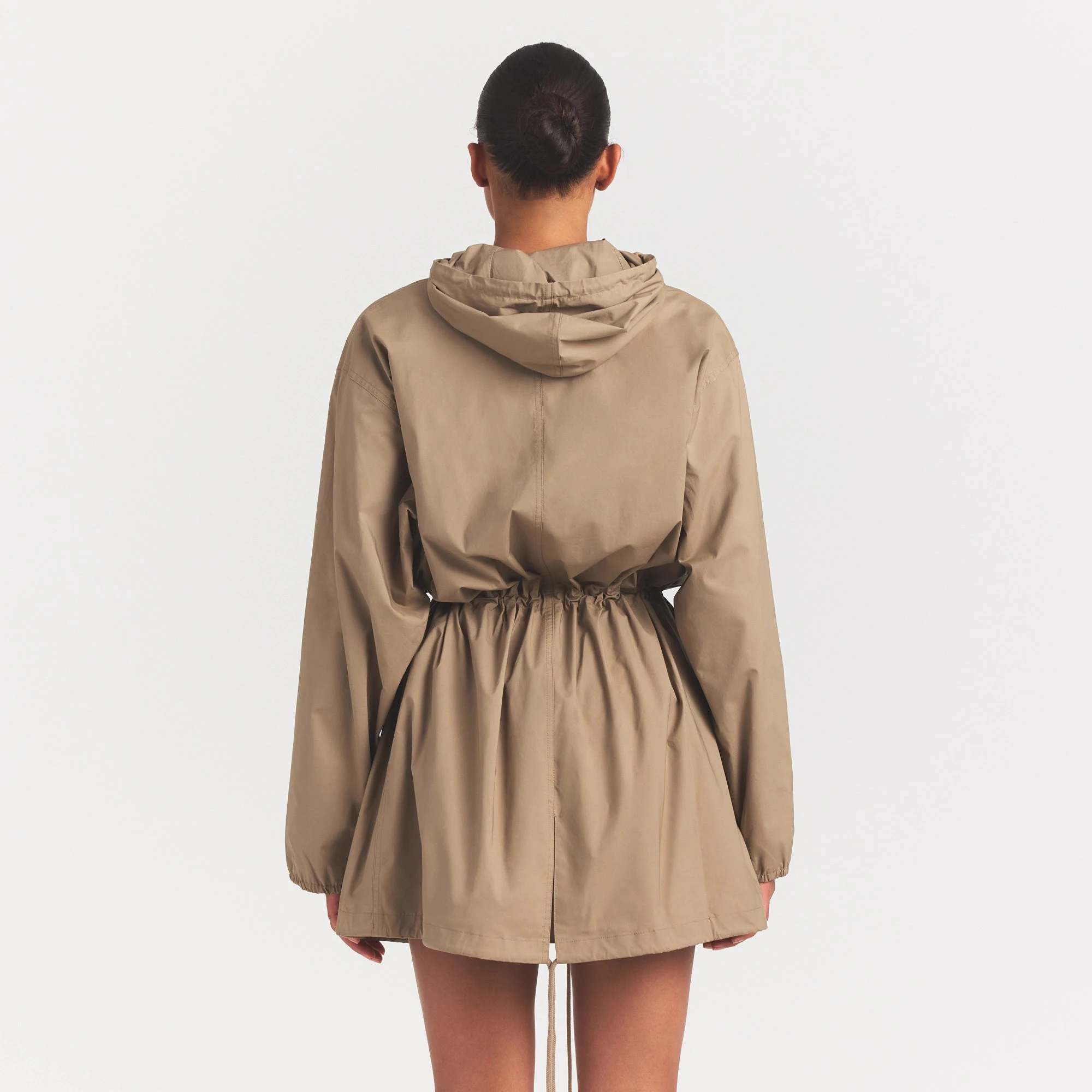 WOVEN COTTON OVERSIZED ANORAK | DESERT ON A MODEL SIDE VIEW @ | FOCUS: 0.0, 1.0, 0.9