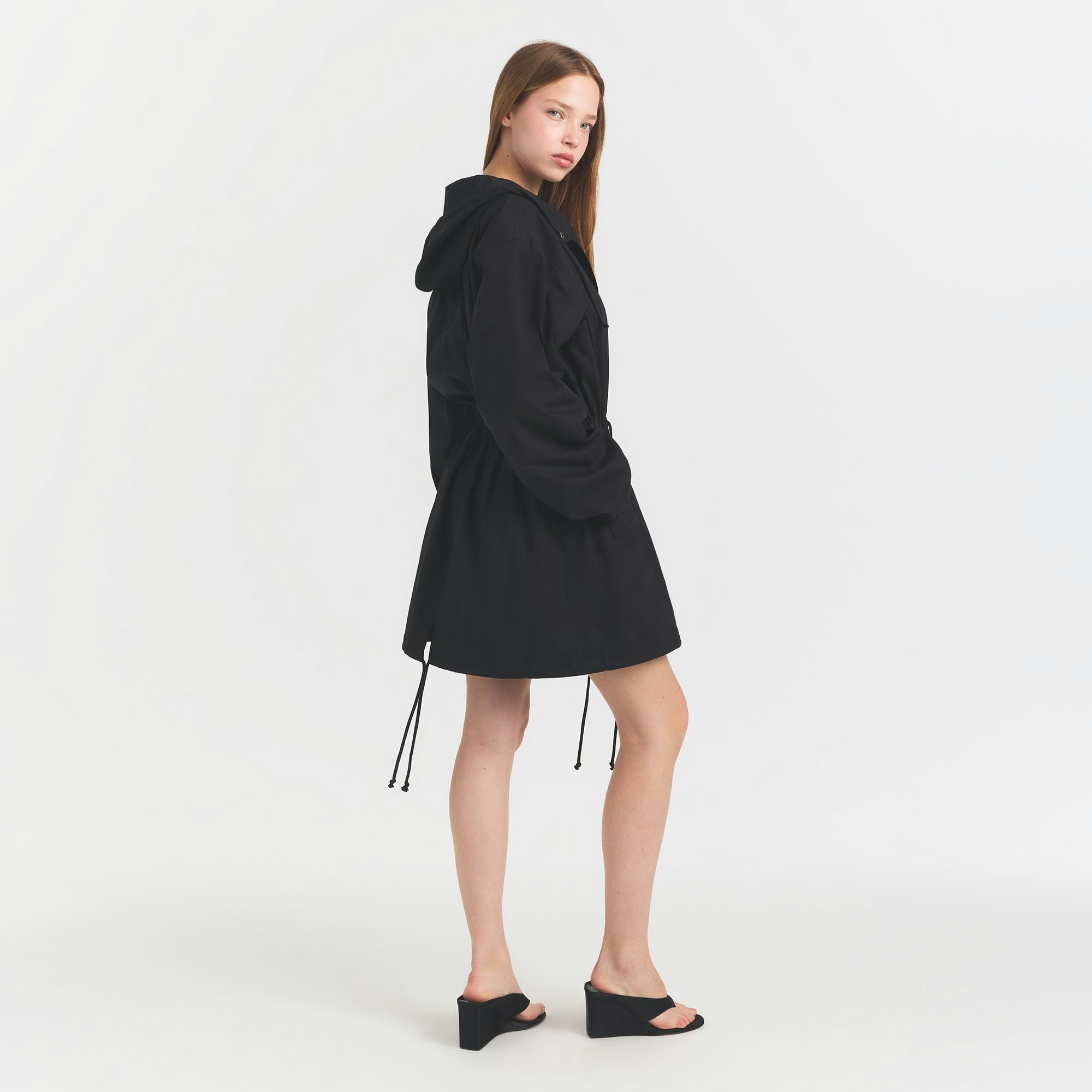 WOVEN COTTON ANORAK | ONYX ON A MODEL FRONT VIEW