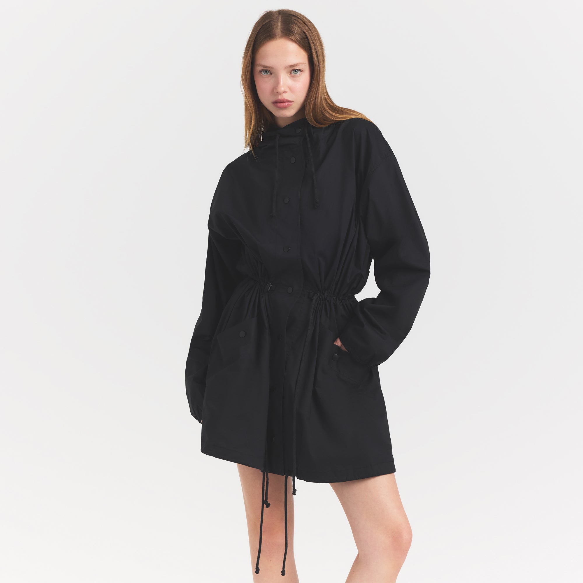 WOVEN COTTON ANORAK | ONYX ON A MODEL SIDE VIEW