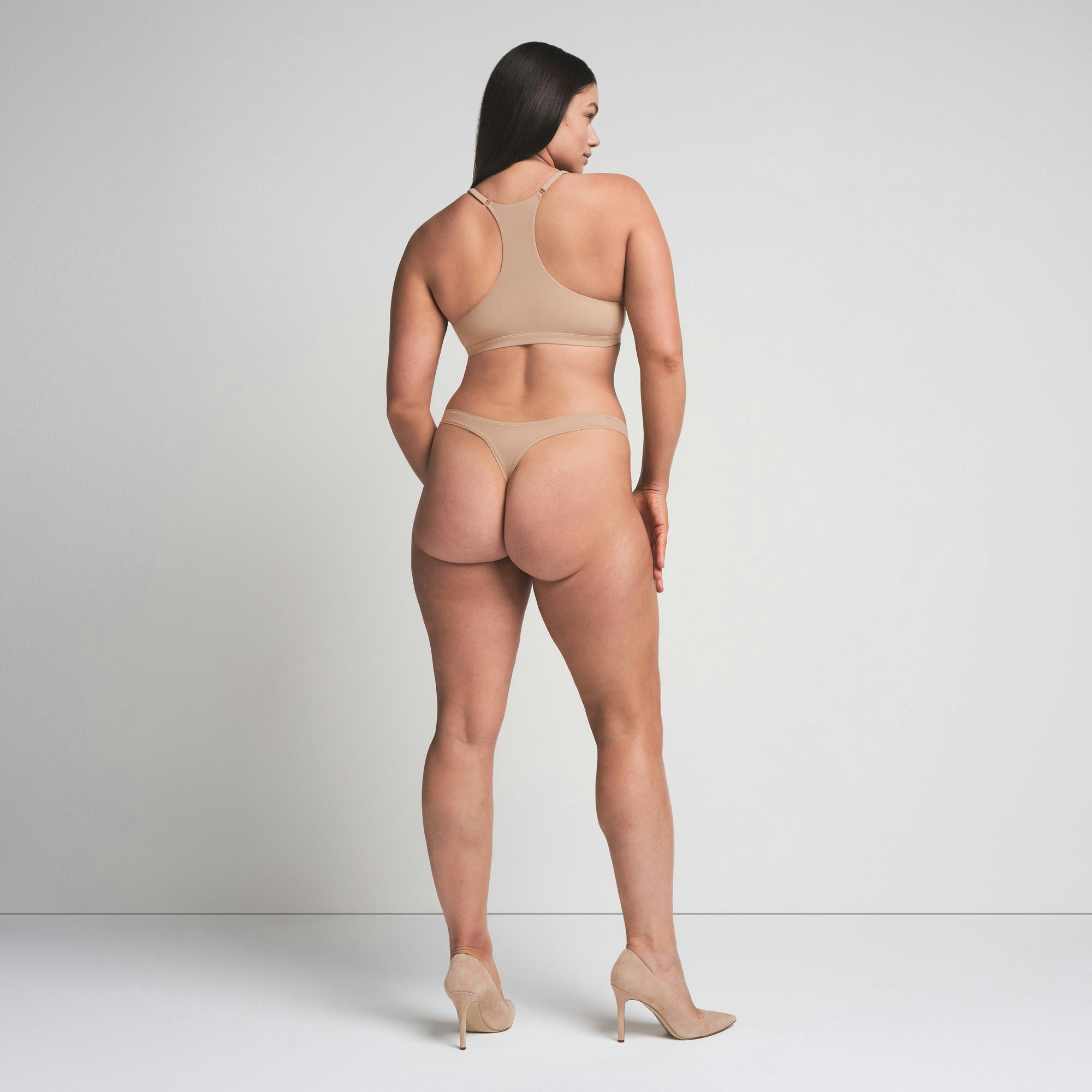 FITS EVERYBODY RACERBACK PLUNGE BRALETTE | CLAY ON A MODEL FRONT VIEW | FOCUS: 0.0, 1.0, 0.9